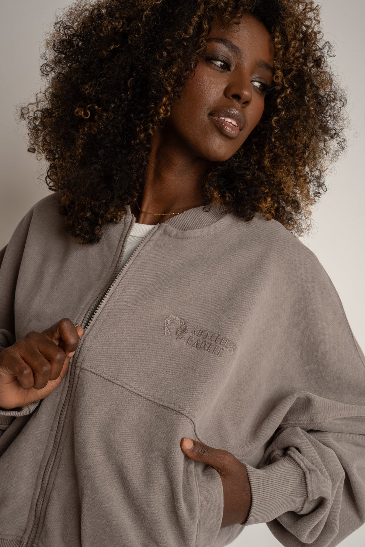 BLUZA BASEBALLÓWKA Z EFEKTEM WASHED MOCCA - ALESUND