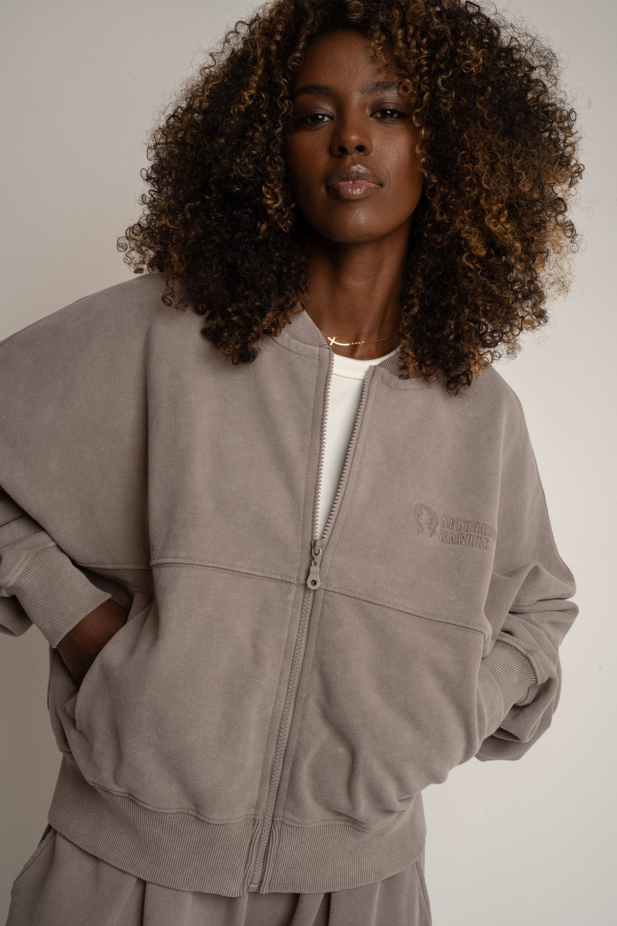 BLUZA BASEBALLÓWKA Z EFEKTEM WASHED MOCCA - ALESUND