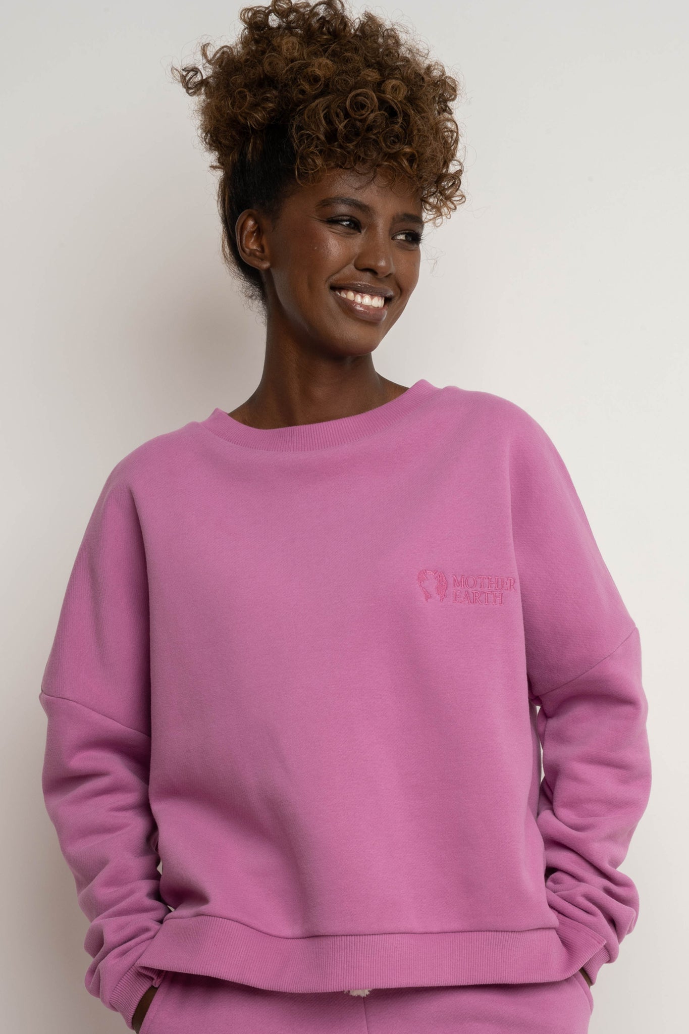 BLUZA O KROJU REGULAR FIT Z DŁUŻSZYM TYŁEM CUKIERKOWY RÓŻ - COOK