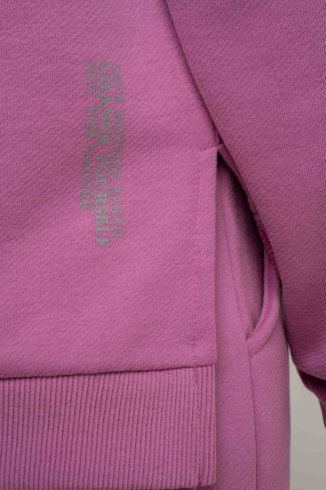 BLUZA O KROJU REGULAR FIT Z DŁUŻSZYM TYŁEM CUKIERKOWY RÓŻ - COOK