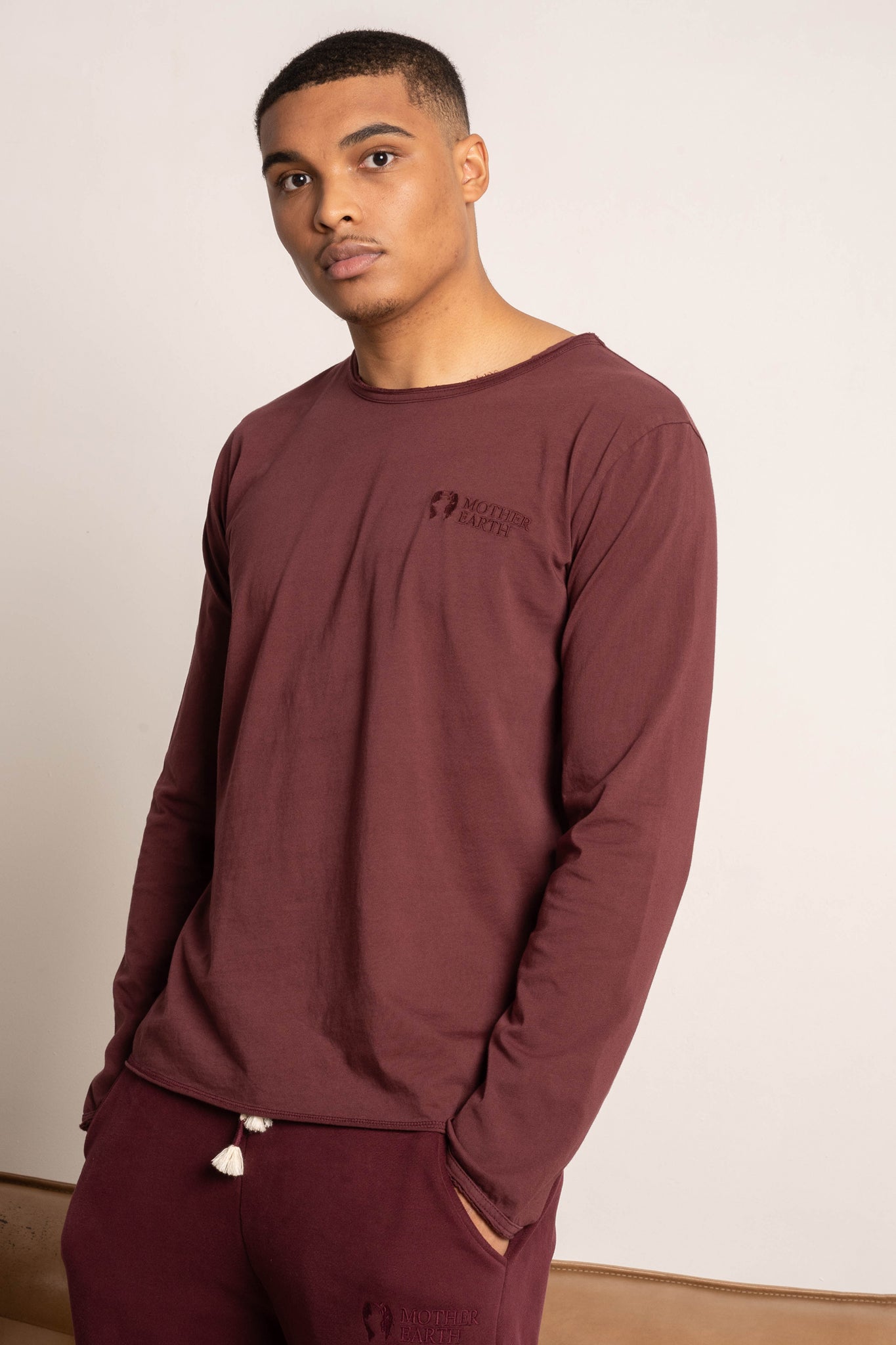 T-SHIRT OVERSIZE Z DELIKATNYM EFEKTEM SPRANIA BORDOWY - TOBALAI