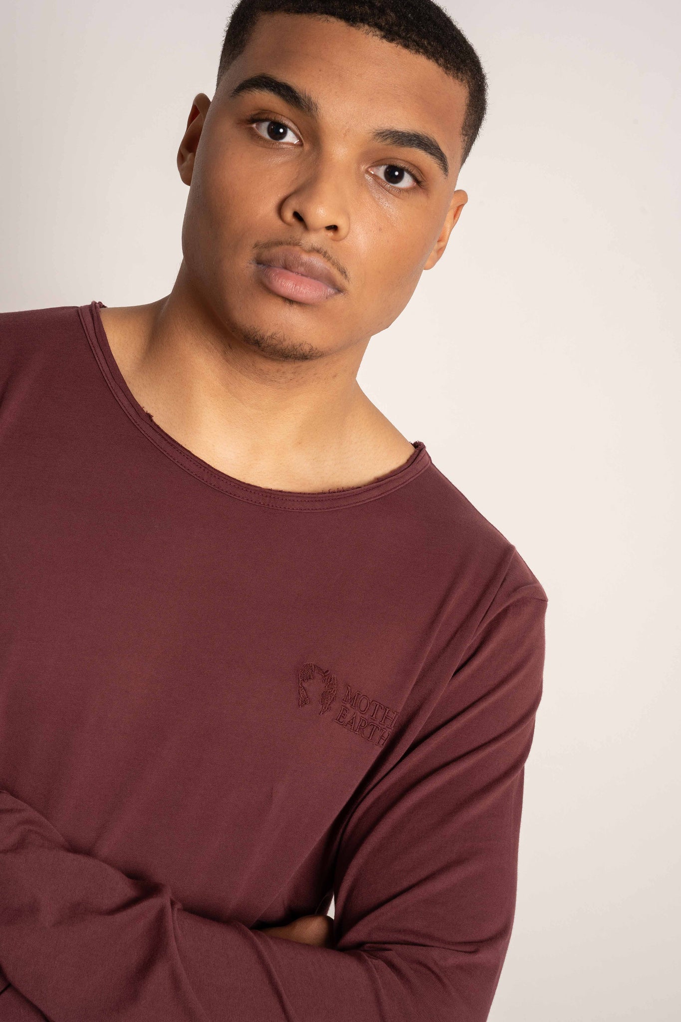 T-SHIRT OVERSIZE Z DELIKATNYM EFEKTEM SPRANIA BORDOWY - TOBALAI