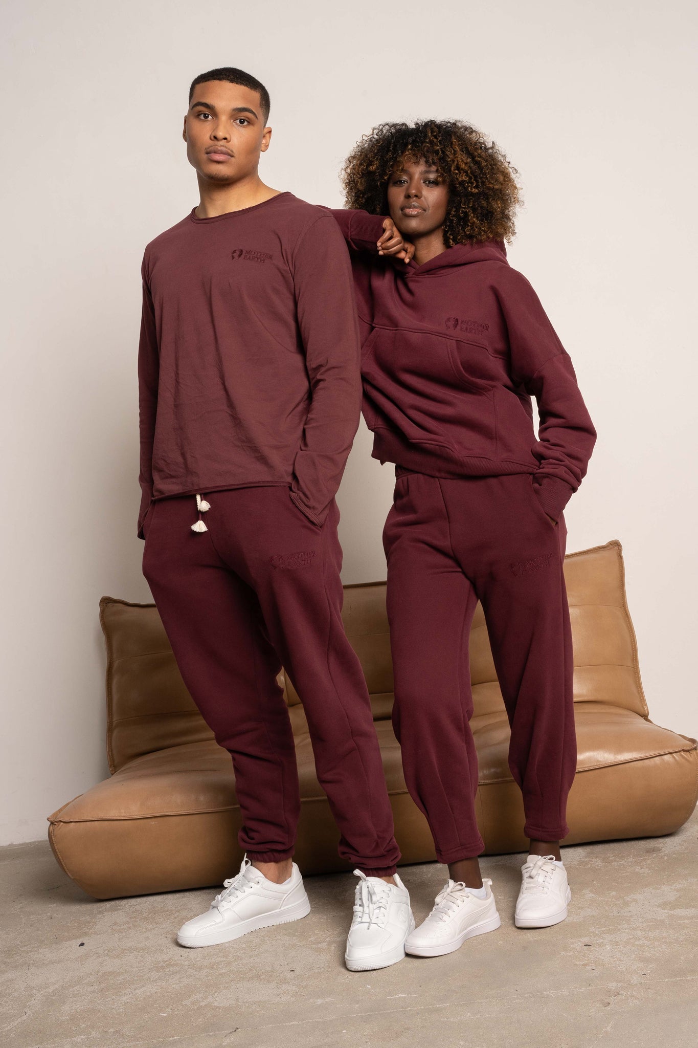 T-SHIRT OVERSIZE Z DELIKATNYM EFEKTEM SPRANIA BORDOWY - TOBALAI