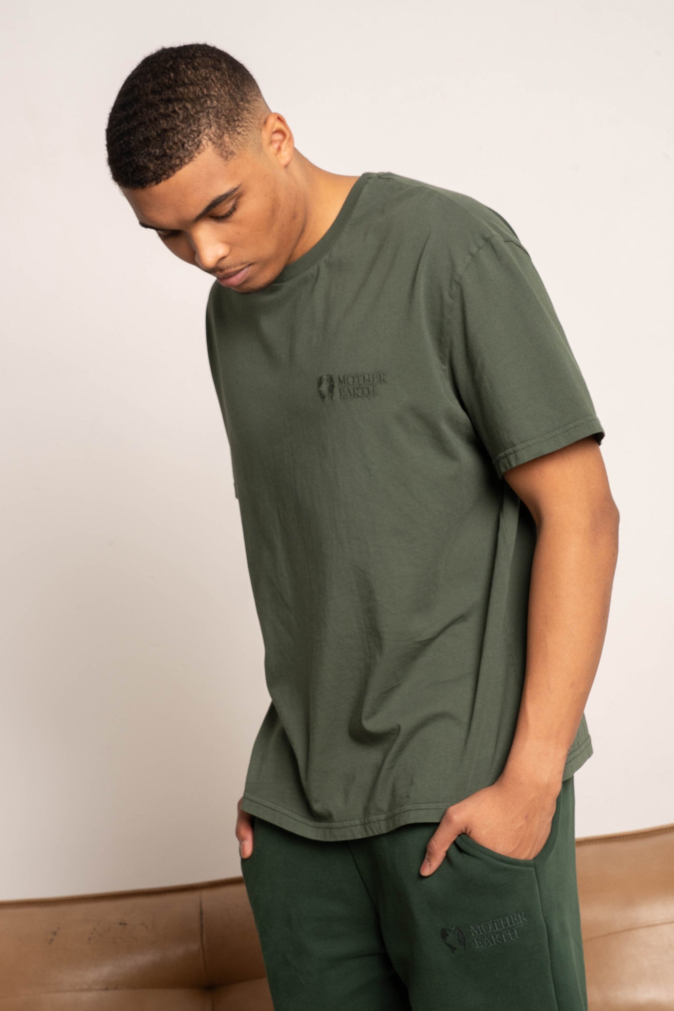 T-SHIRT OVERSIZE Z DELIKATNYM EFEKTEM SPRANIA ZIELONY - MOROTAI