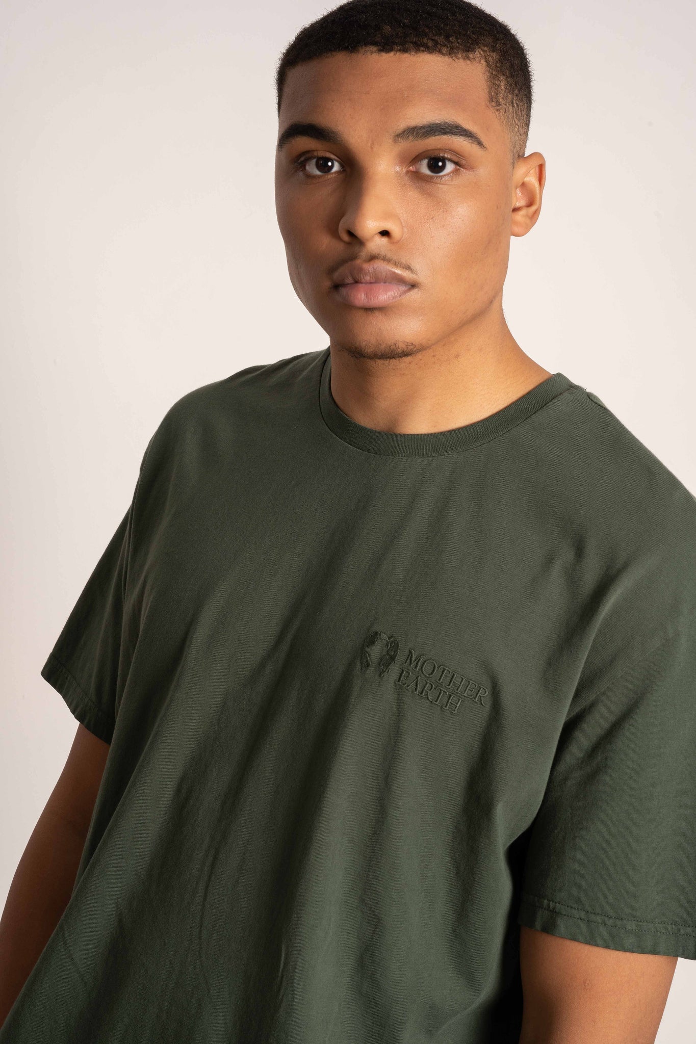 T-SHIRT OVERSIZE Z DELIKATNYM EFEKTEM SPRANIA ZIELONY - MOROTAI