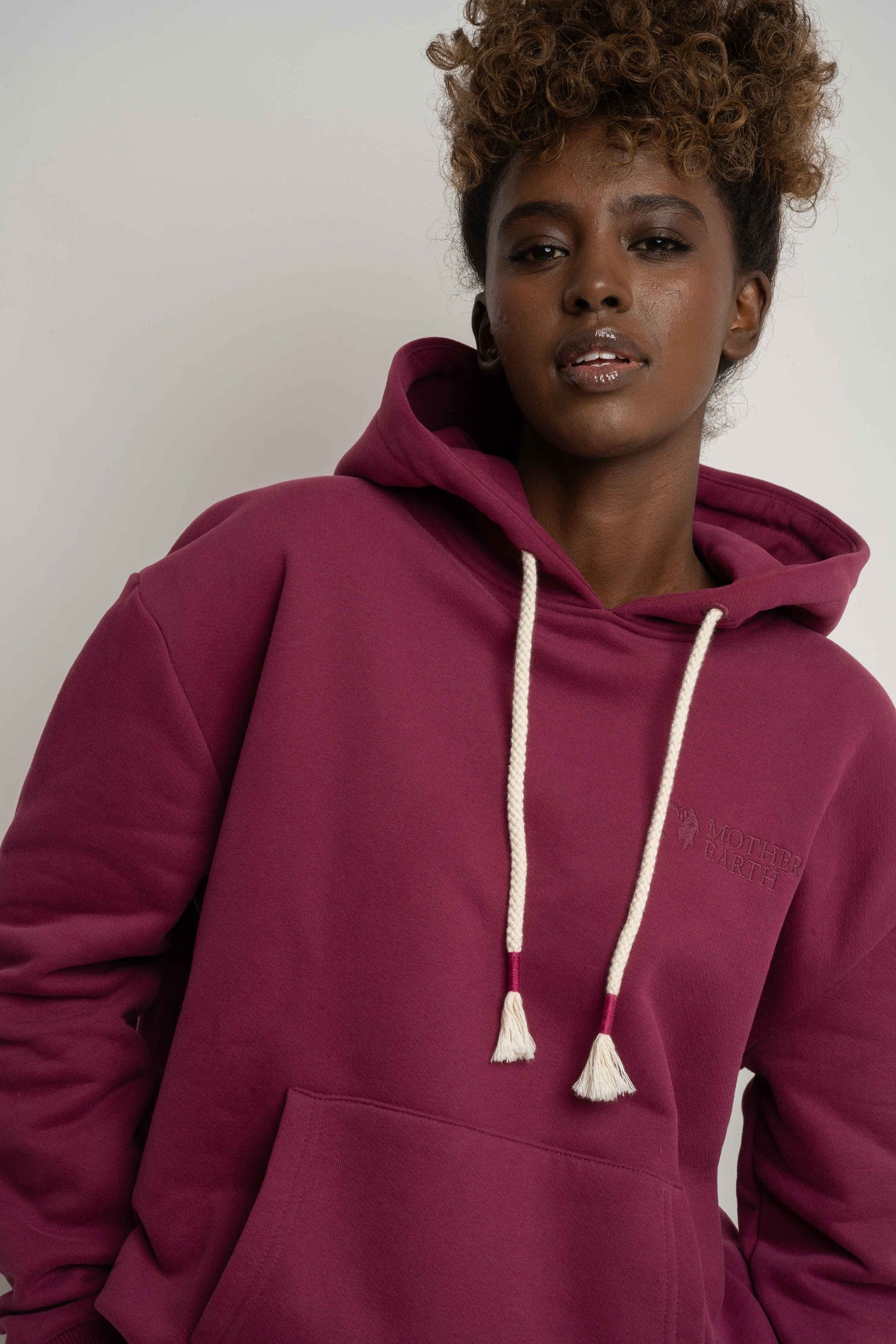 BLUZA Z KAPTUREM BURGUNDOWA - MOHELI