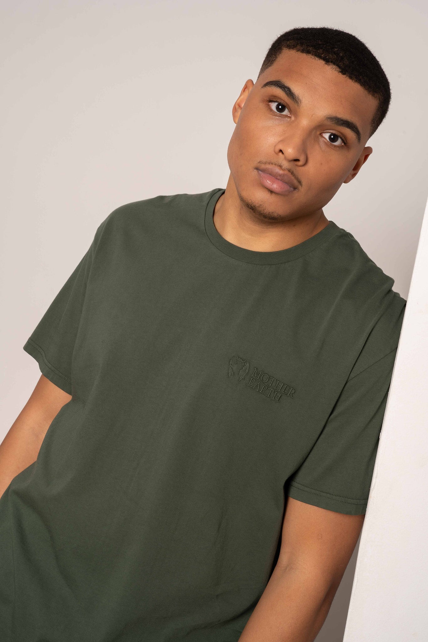 T-SHIRT OVERSIZE Z DELIKATNYM EFEKTEM SPRANIA ZIELONY - MOROTAI