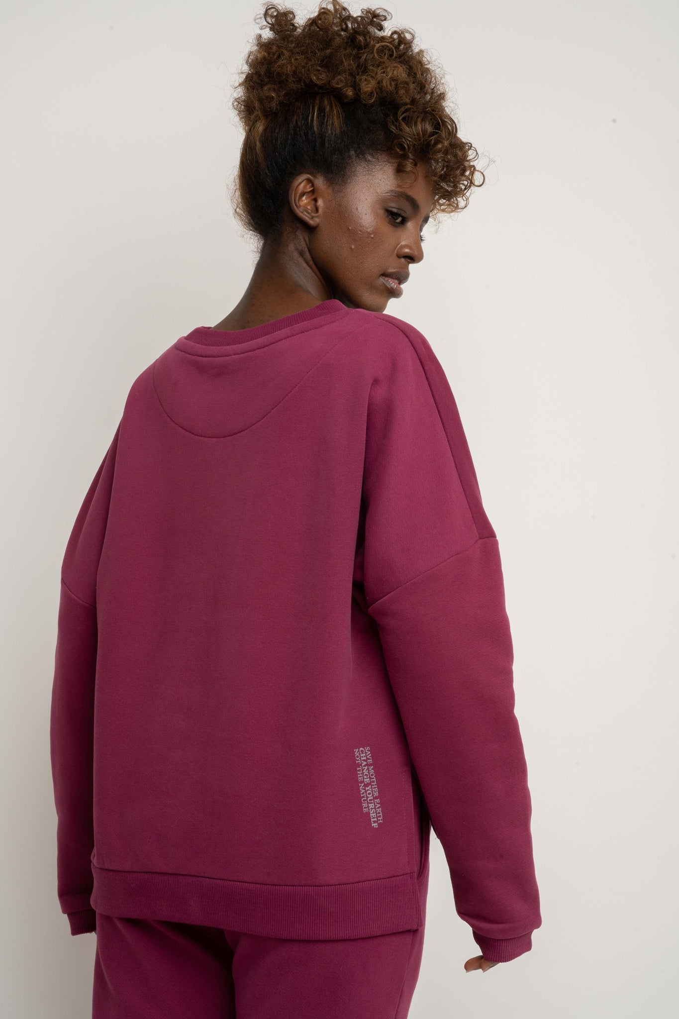 BLUZA O KROJU REGULAR FIT Z DŁUŻSZYM TYŁEM BURGUNDOWY - COOK