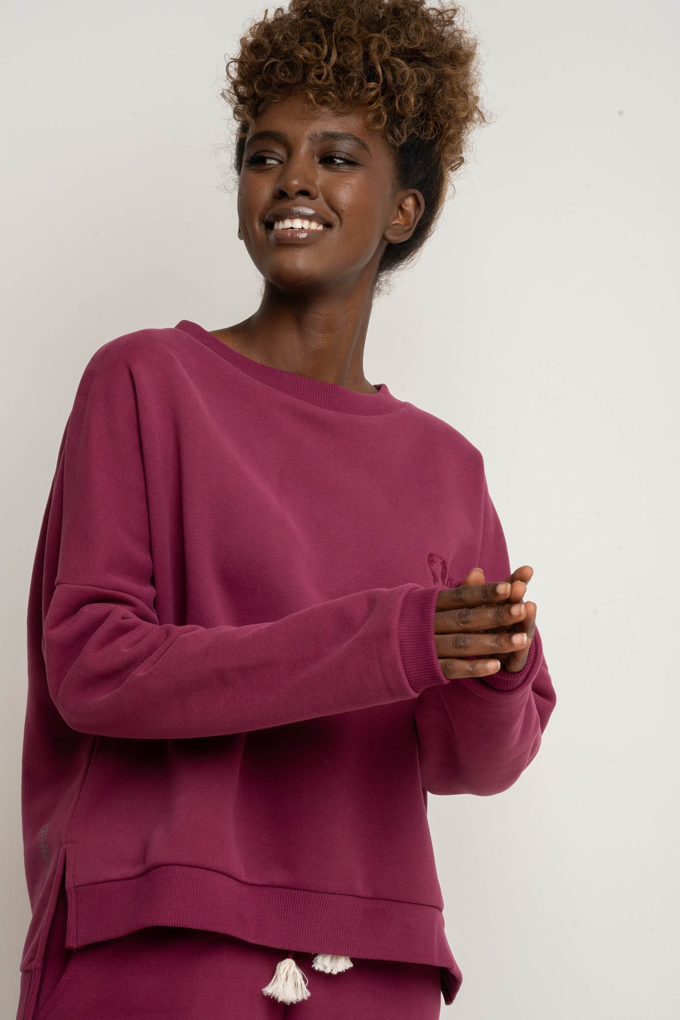 BLUZA O KROJU REGULAR FIT Z DŁUŻSZYM TYŁEM BURGUNDOWY - COOK