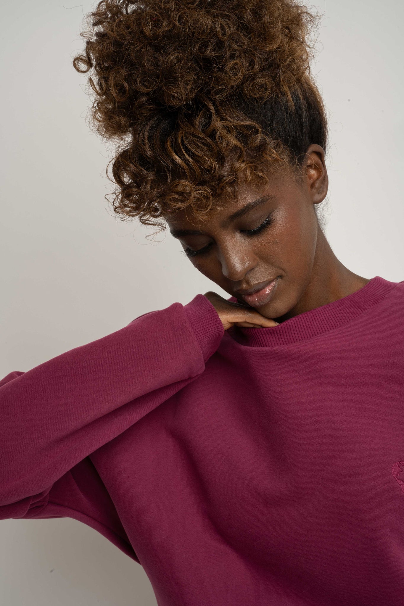 BLUZA O KROJU REGULAR FIT Z DŁUŻSZYM TYŁEM BURGUNDOWY - COOK