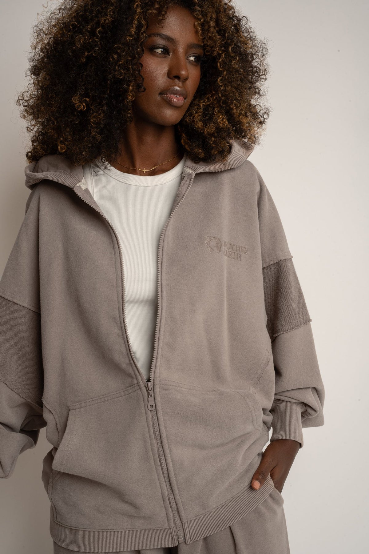 BLUZA OVERSIZE Z KAPTUREM Z EFEKTEM WASHED MOCCA - TRONDHEIM