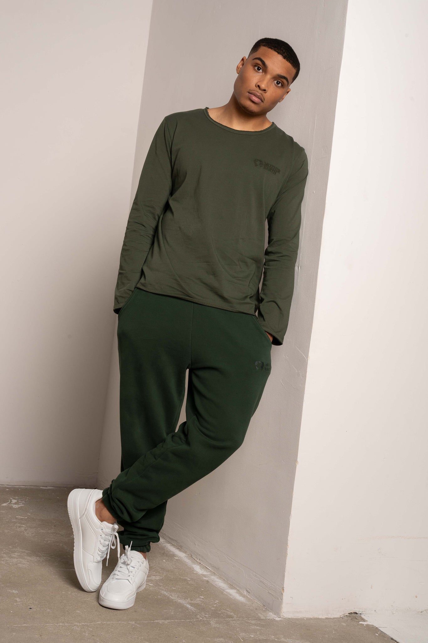 T-SHIRT OVERSIZE Z DELIKATNYM EFEKTEM SPRANIA ZIELONY - TOBALAI