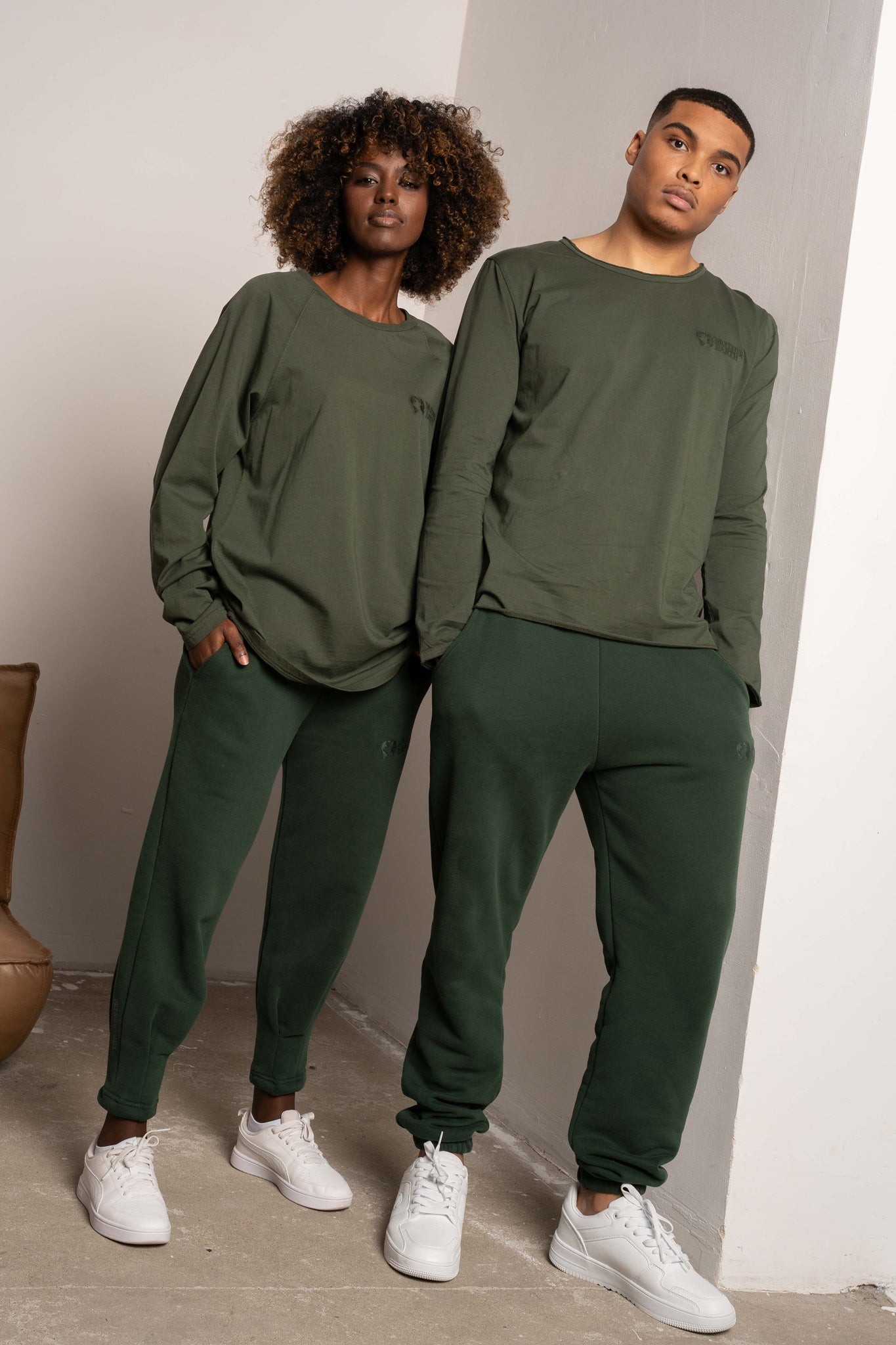 T-SHIRT OVERSIZE Z DELIKATNYM EFEKTEM SPRANIA ZIELONY - TOBALAI