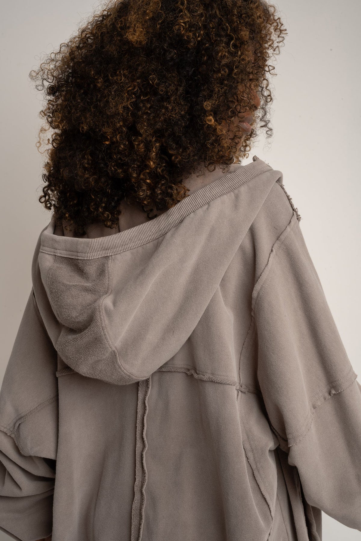 WOMEN'S LONG ZIP-UP HOODIE WITH WASHED EFFECT MOCCA - SENJA