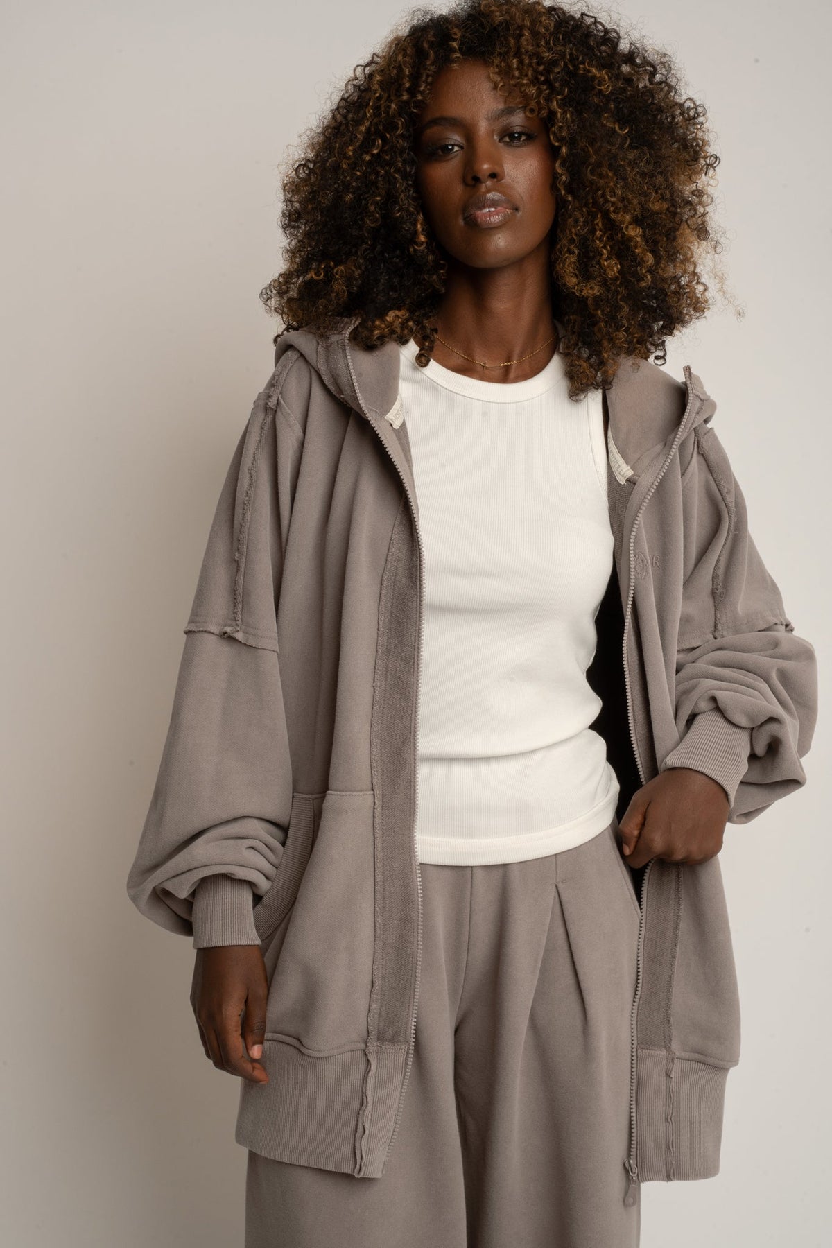 WOMEN'S LONG ZIP-UP HOODIE WITH WASHED EFFECT MOCCA - SENJA