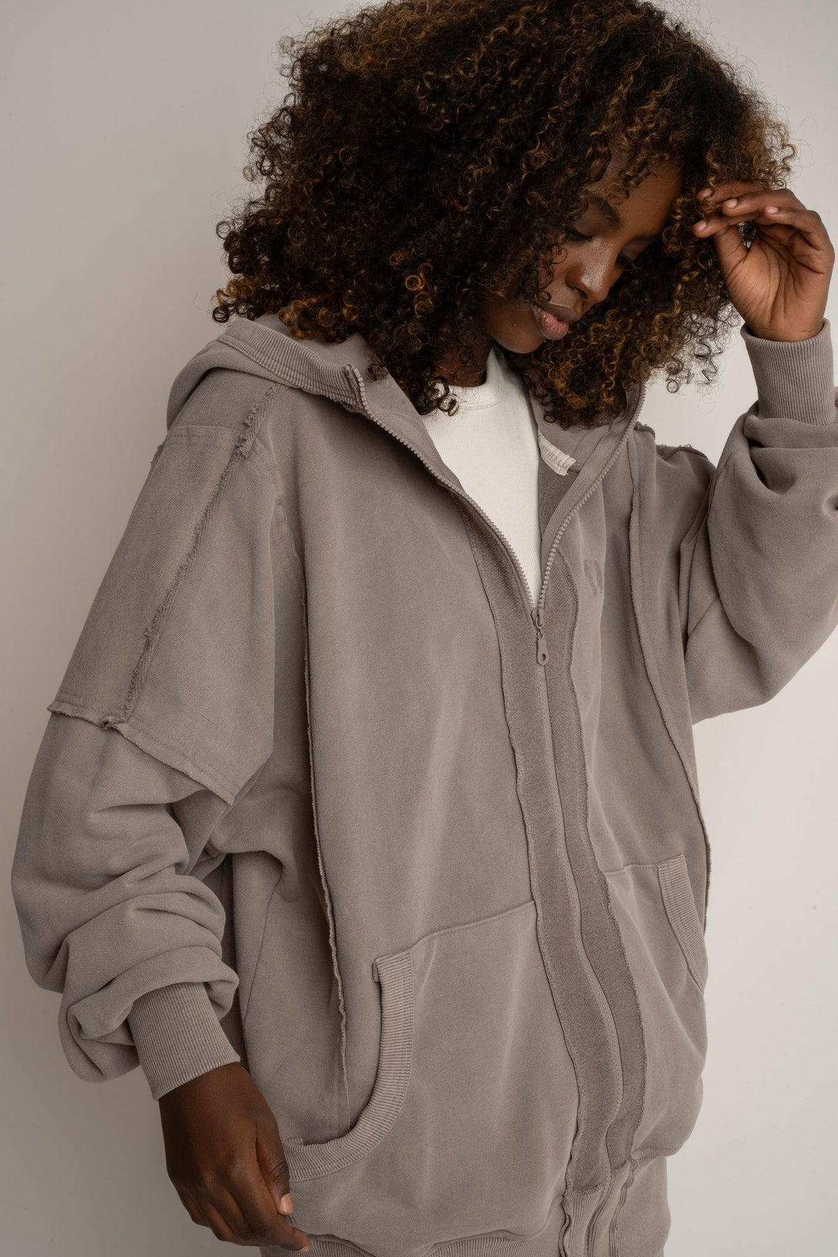 WOMEN'S LONG ZIP-UP HOODIE WITH WASHED EFFECT MOCCA - SENJA