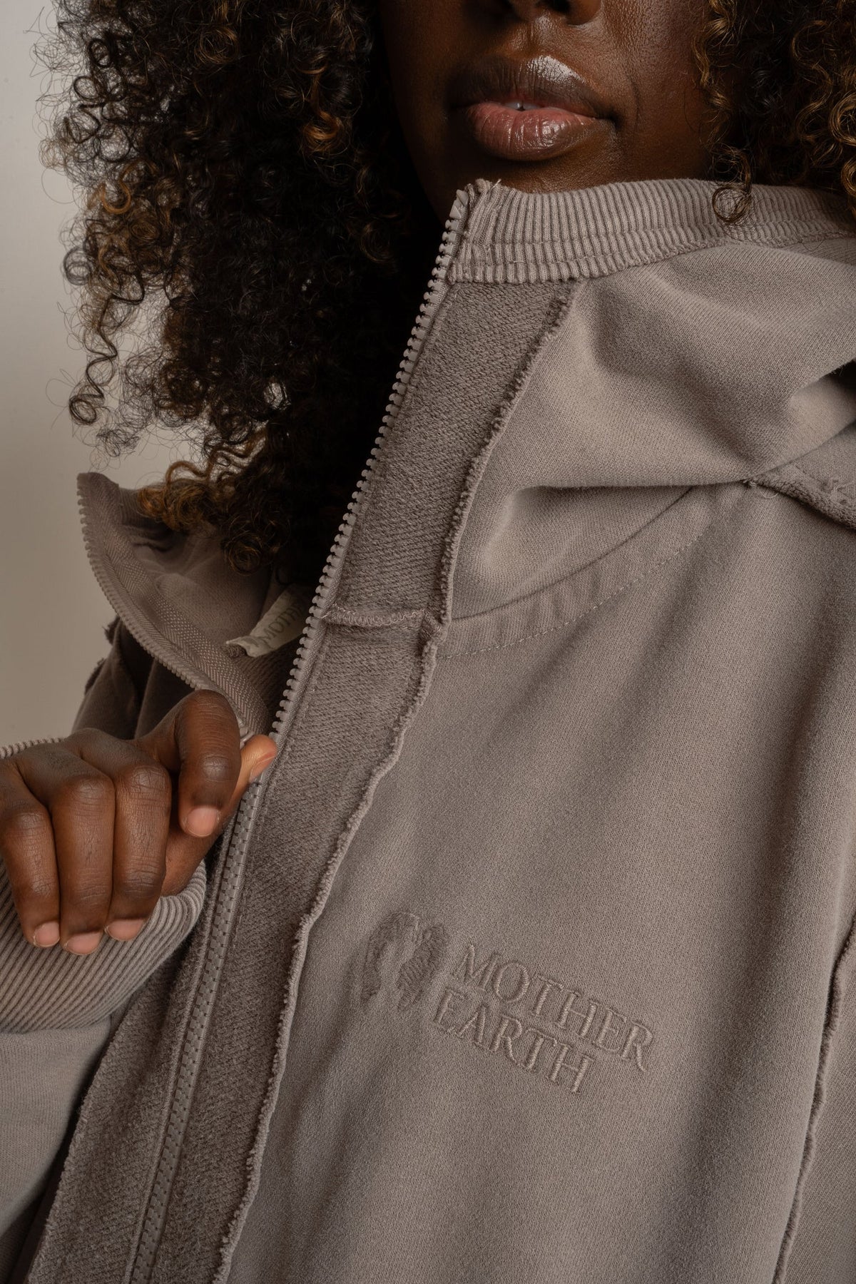 WOMEN'S LONG ZIP-UP HOODIE WITH WASHED EFFECT MOCCA - SENJA