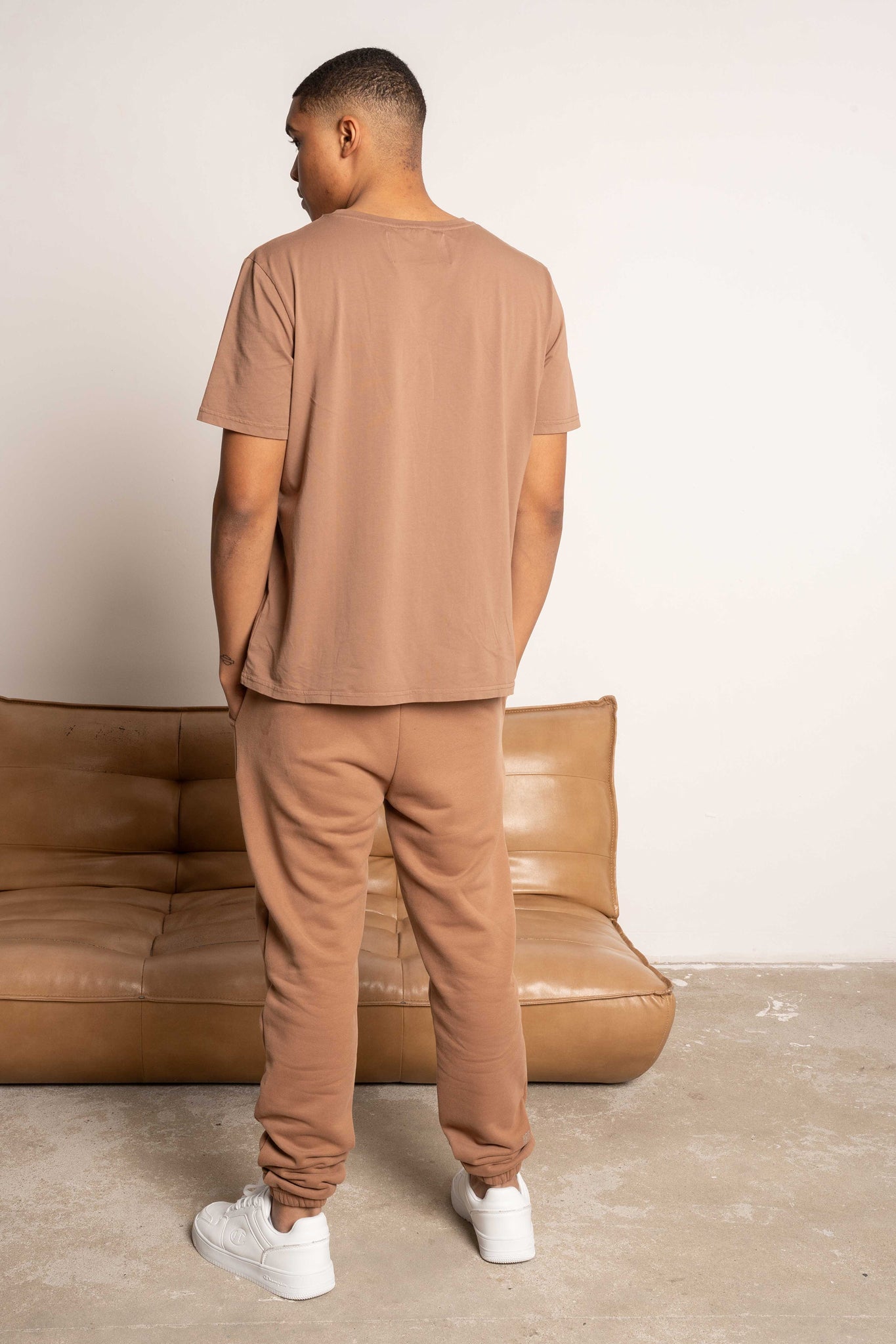 T-SHIRT OVERSIZE Z DELIKATNYM EFEKTEM SPRANIA BRĄZOWY - MOROTAI