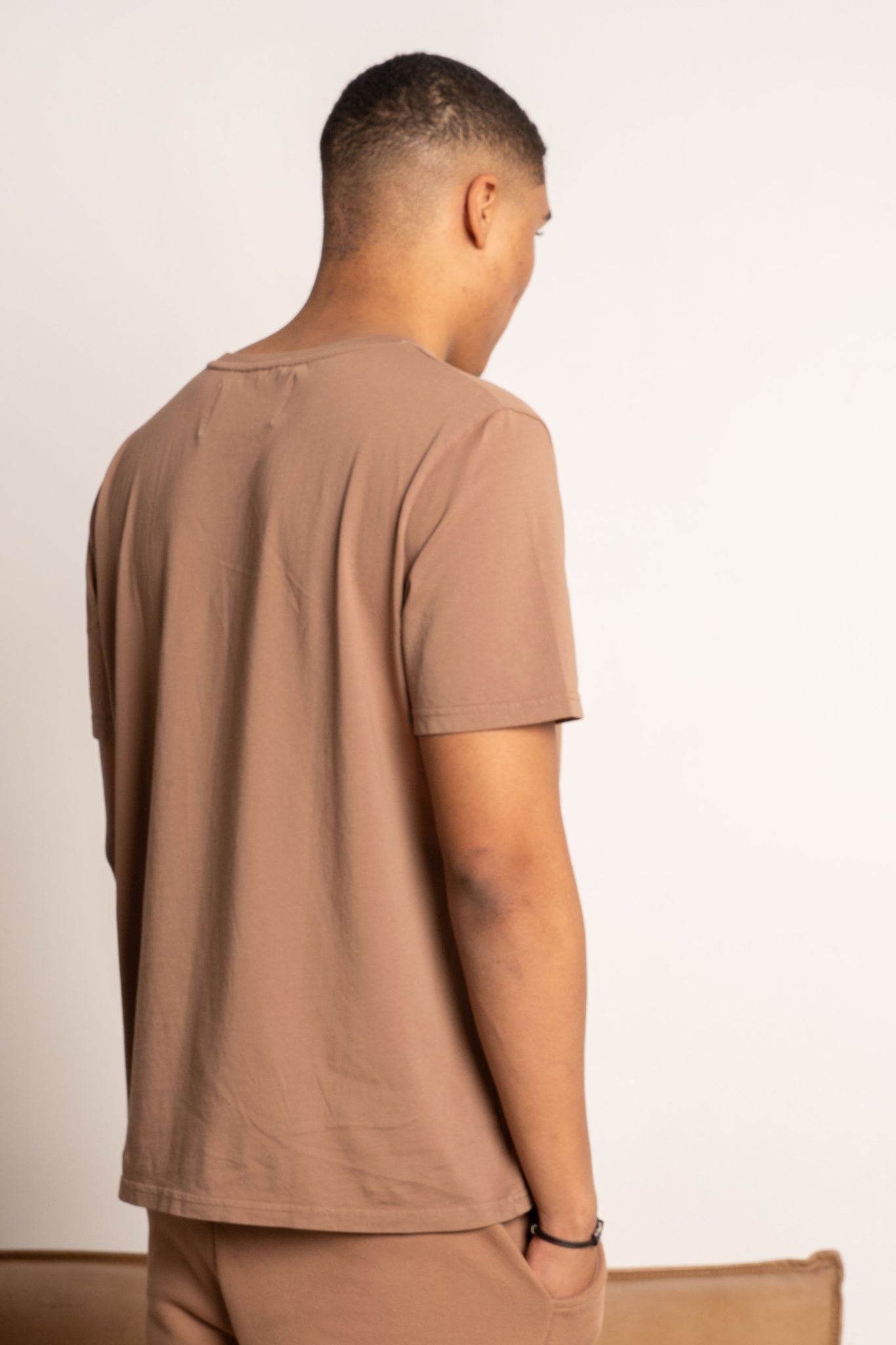 T-SHIRT OVERSIZE Z DELIKATNYM EFEKTEM SPRANIA BRĄZOWY - MOROTAI