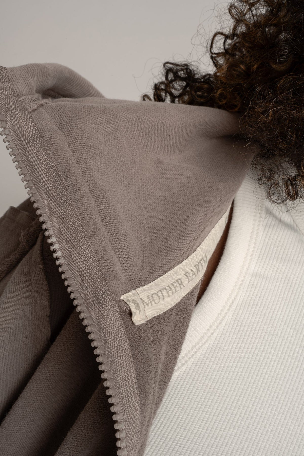 WOMEN'S LONG ZIP-UP HOODIE WITH WASHED EFFECT MOCCA - SENJA