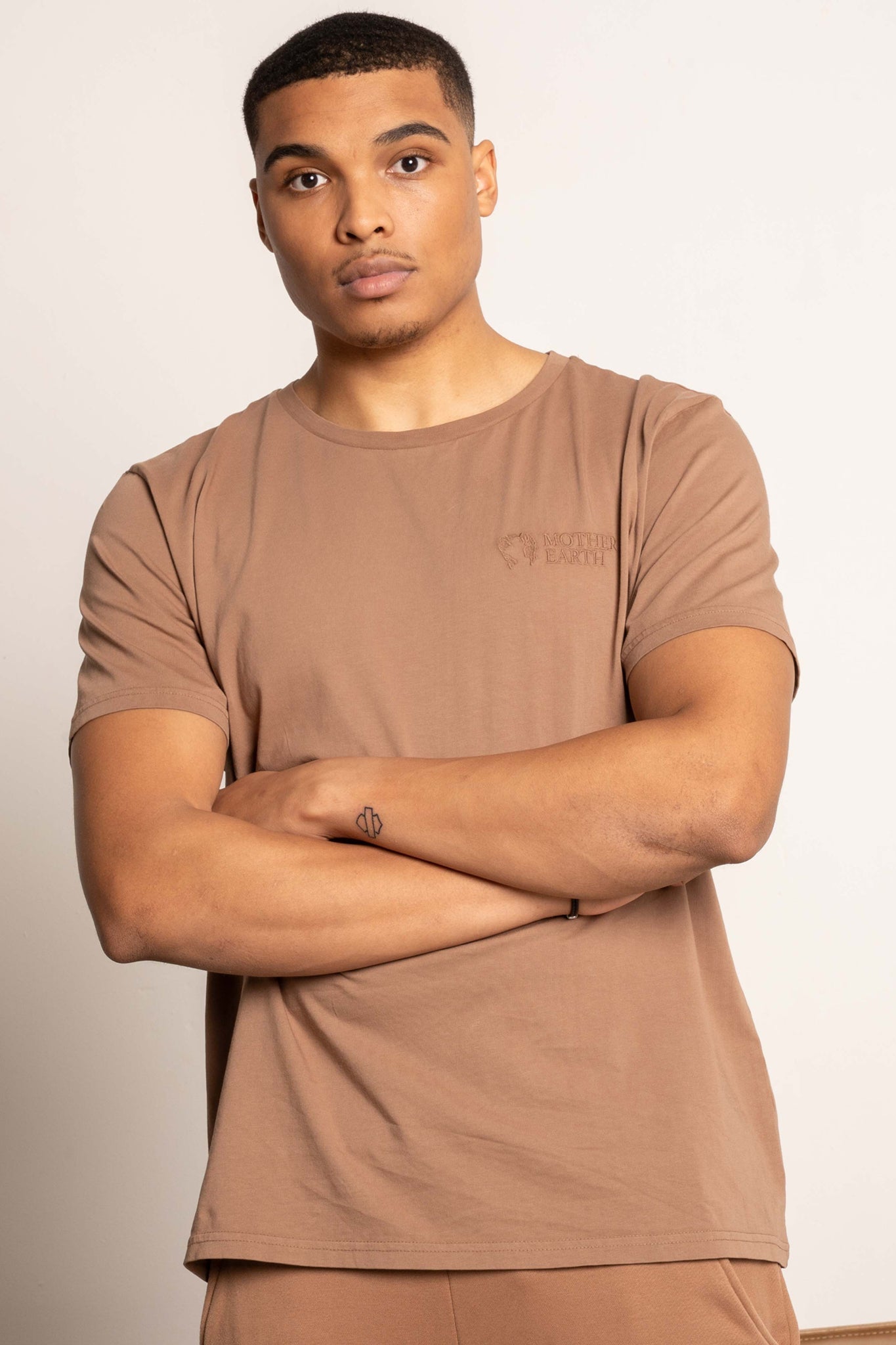 T-SHIRT OVERSIZE Z DELIKATNYM EFEKTEM SPRANIA BRĄZOWY - MOROTAI