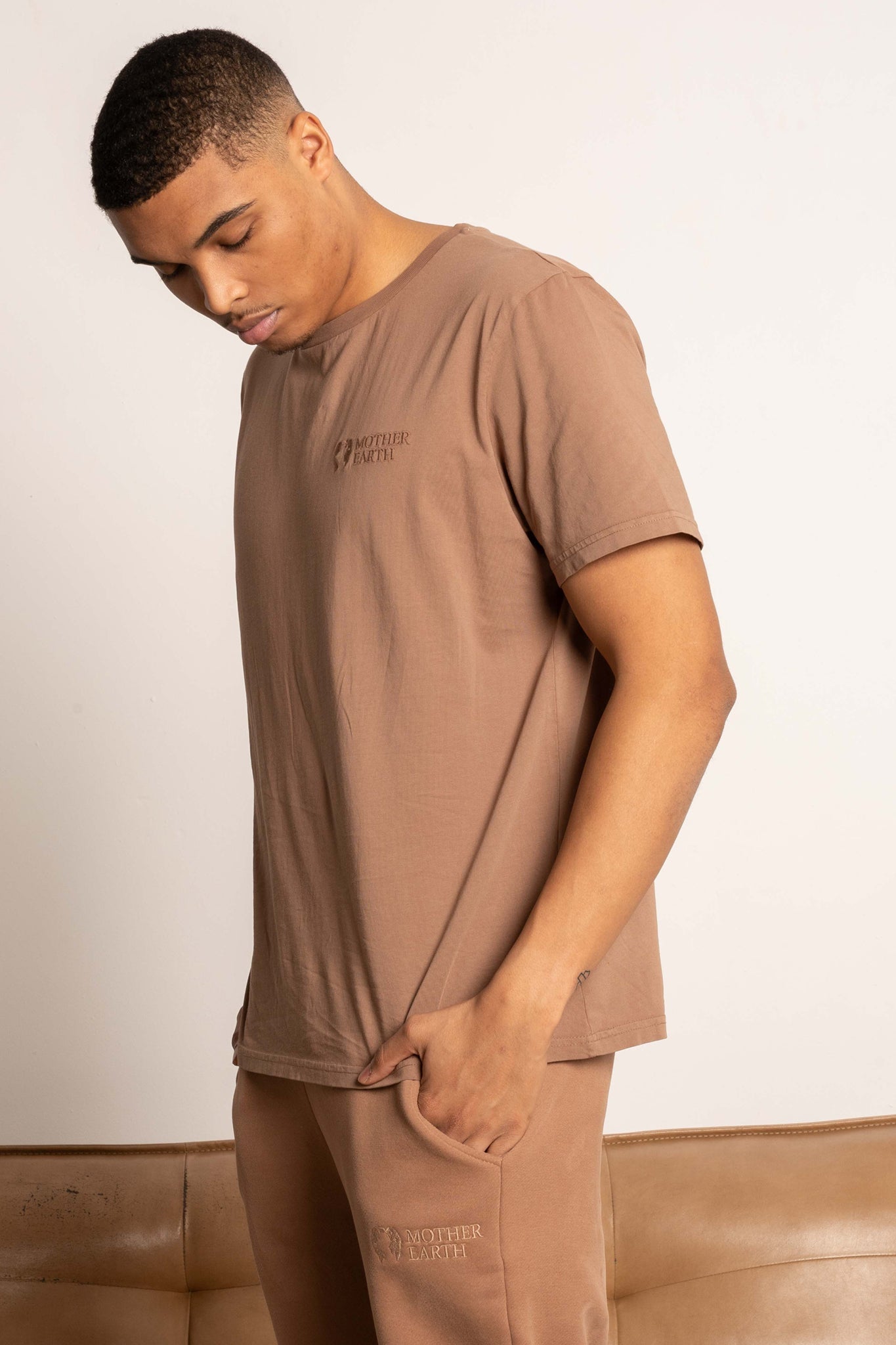 T-SHIRT OVERSIZE Z DELIKATNYM EFEKTEM SPRANIA BRĄZOWY - MOROTAI