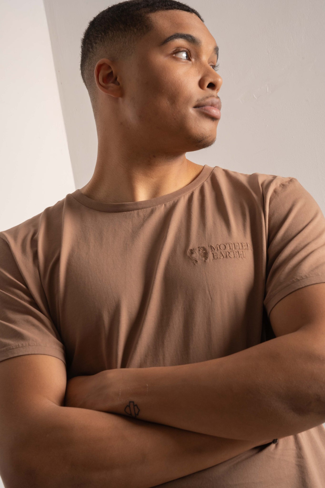 T-SHIRT OVERSIZE Z DELIKATNYM EFEKTEM SPRANIA BRĄZOWY - MOROTAI