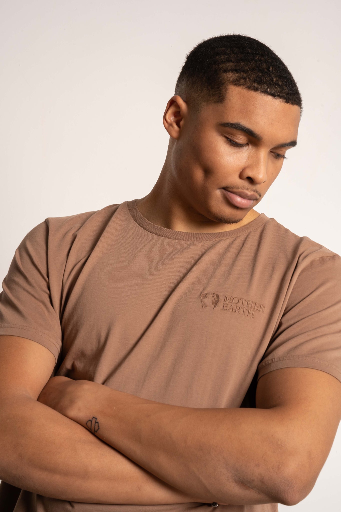 T-SHIRT OVERSIZE Z DELIKATNYM EFEKTEM SPRANIA BRĄZOWY - MOROTAI