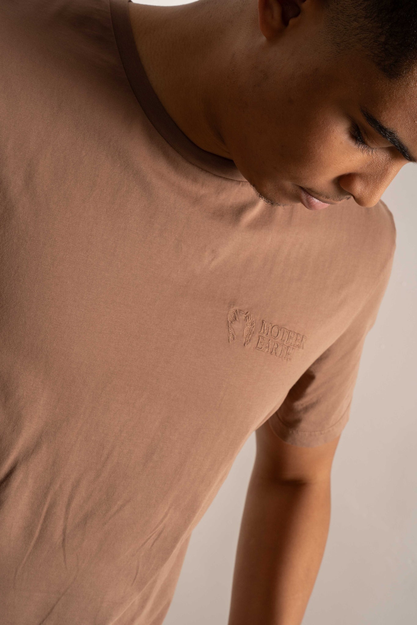 T-SHIRT OVERSIZE Z DELIKATNYM EFEKTEM SPRANIA BRĄZOWY - MOROTAI