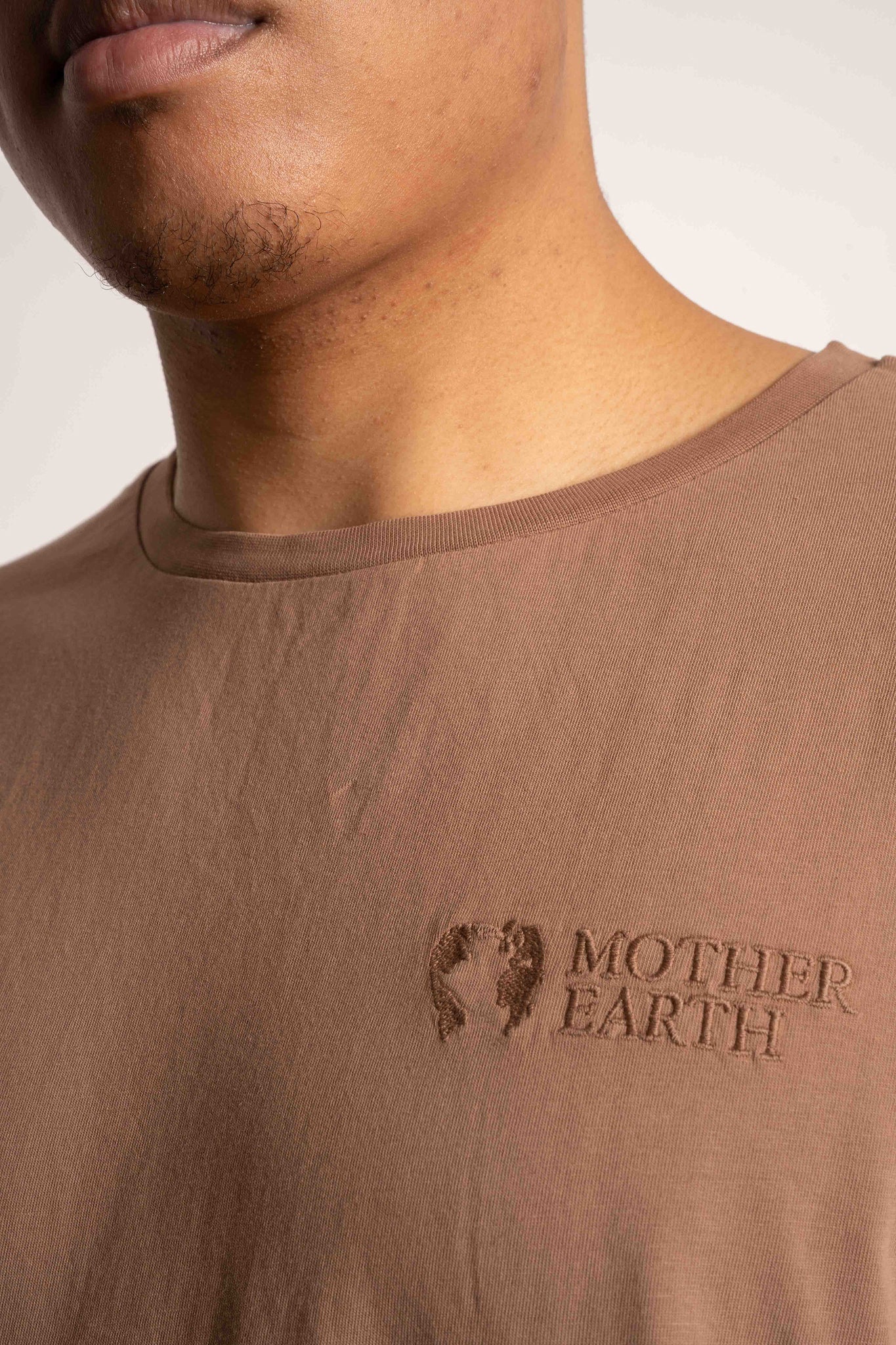 T-SHIRT OVERSIZE Z DELIKATNYM EFEKTEM SPRANIA BRĄZOWY - MOROTAI