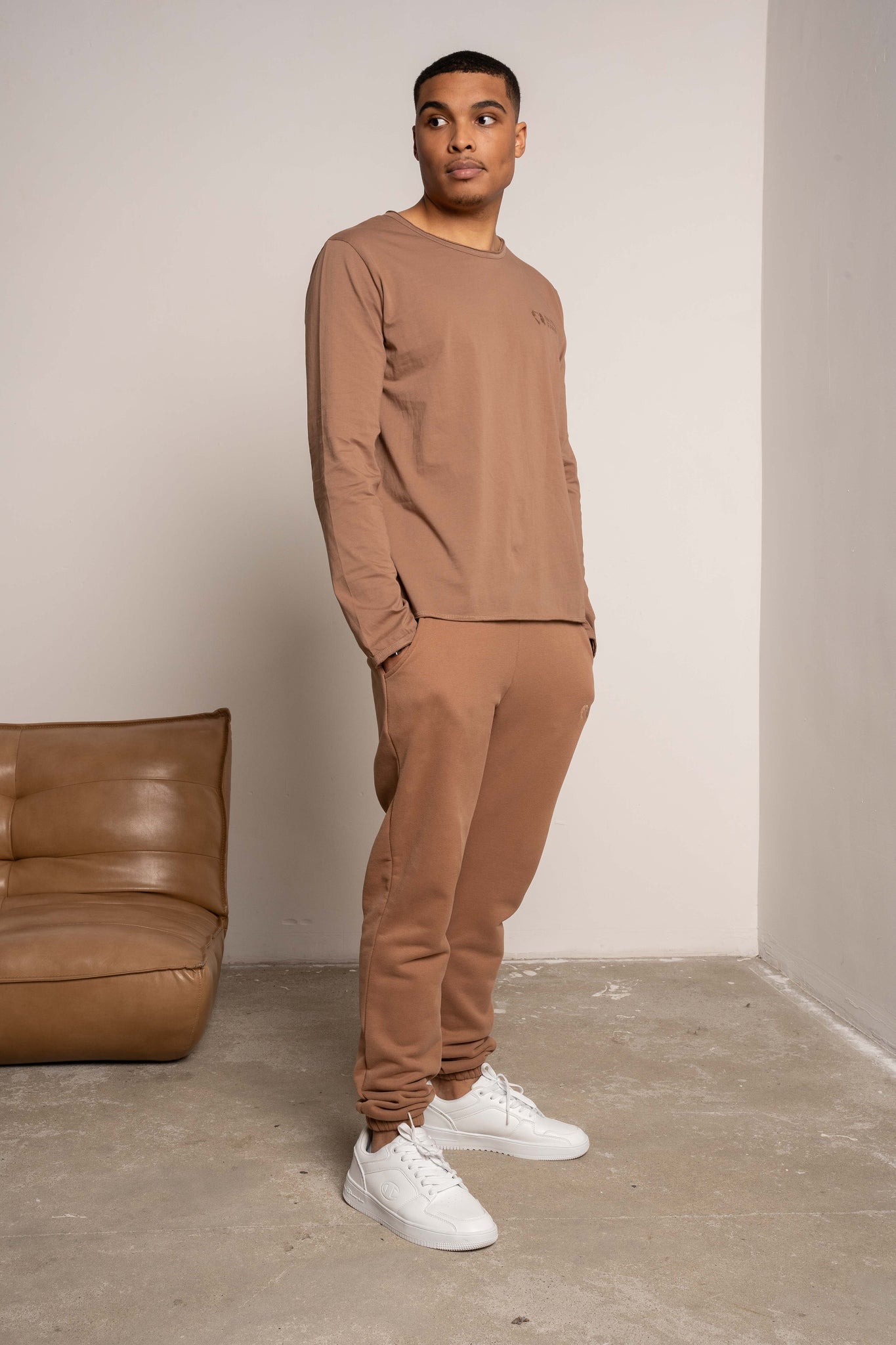 T-SHIRT OVERSIZE Z DELIKATNYM EFEKTEM SPRANIA BRĄZOWY - TOBALAI