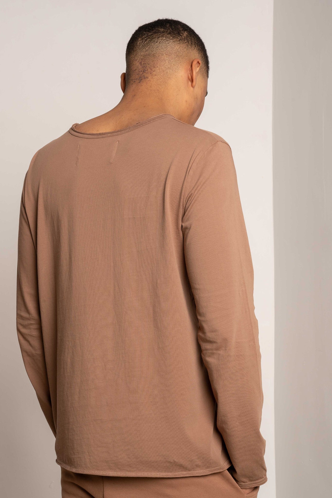 T-SHIRT OVERSIZE Z DELIKATNYM EFEKTEM SPRANIA BRĄZOWY - TOBALAI