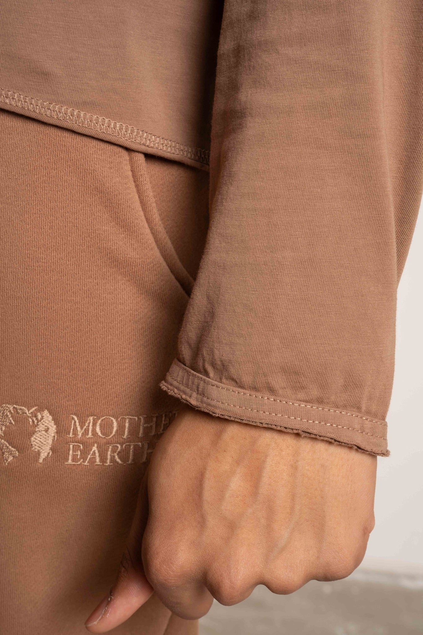 T-SHIRT OVERSIZE Z DELIKATNYM EFEKTEM SPRANIA BRĄZOWY - TOBALAI