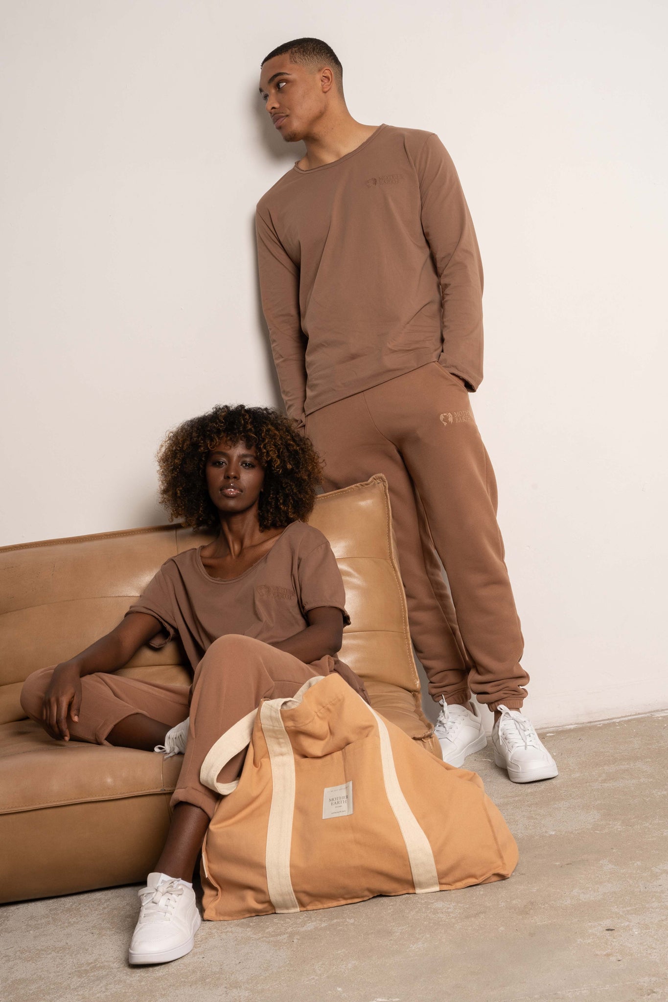 T-SHIRT OVERSIZE Z DELIKATNYM EFEKTEM SPRANIA BRĄZOWY - TOBALAI