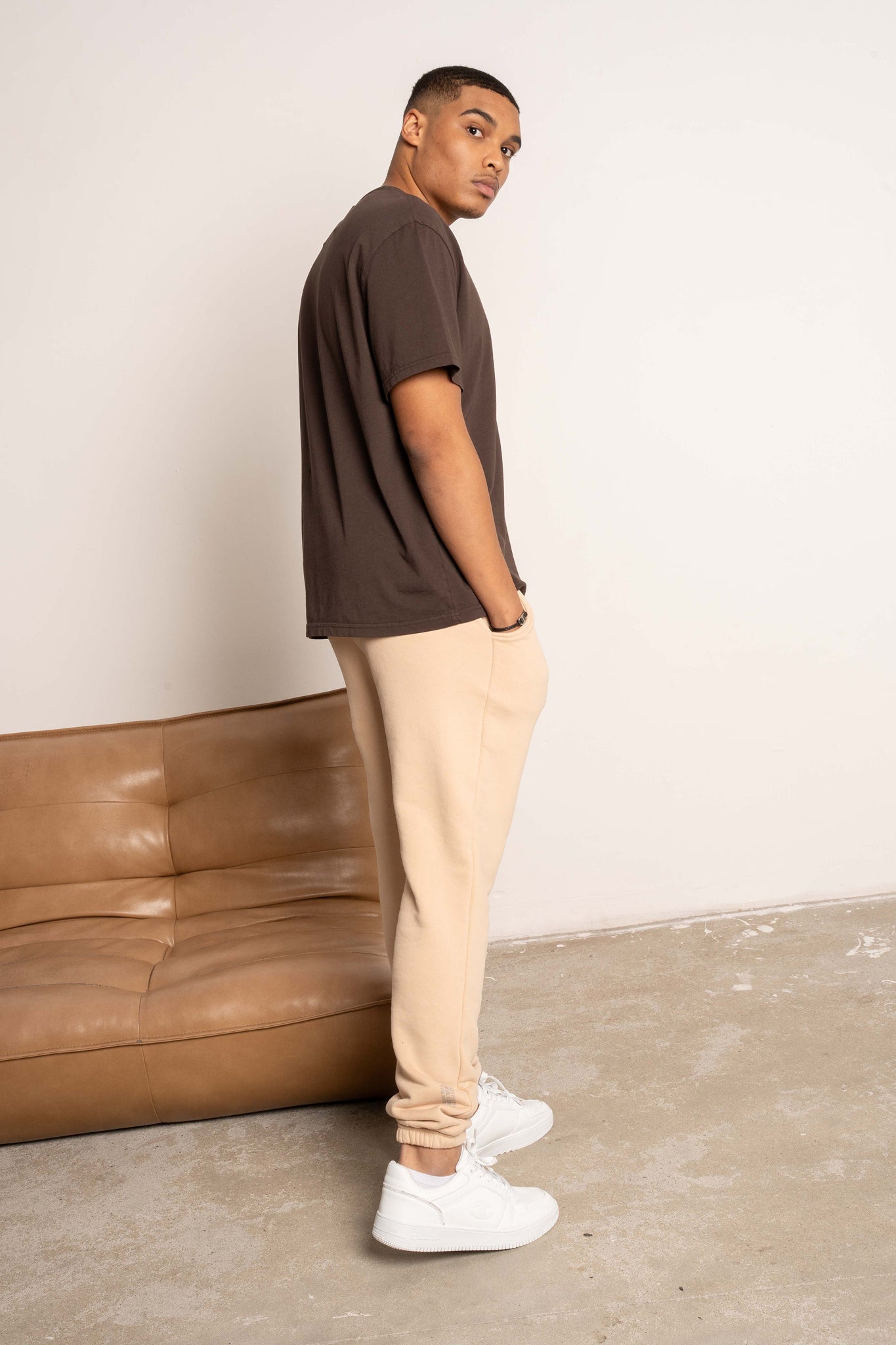 T-SHIRT OVERSIZE Z DELIKATNYM EFEKTEM SPRANIA CIEMNOBRĄZOWY - MOROTAI