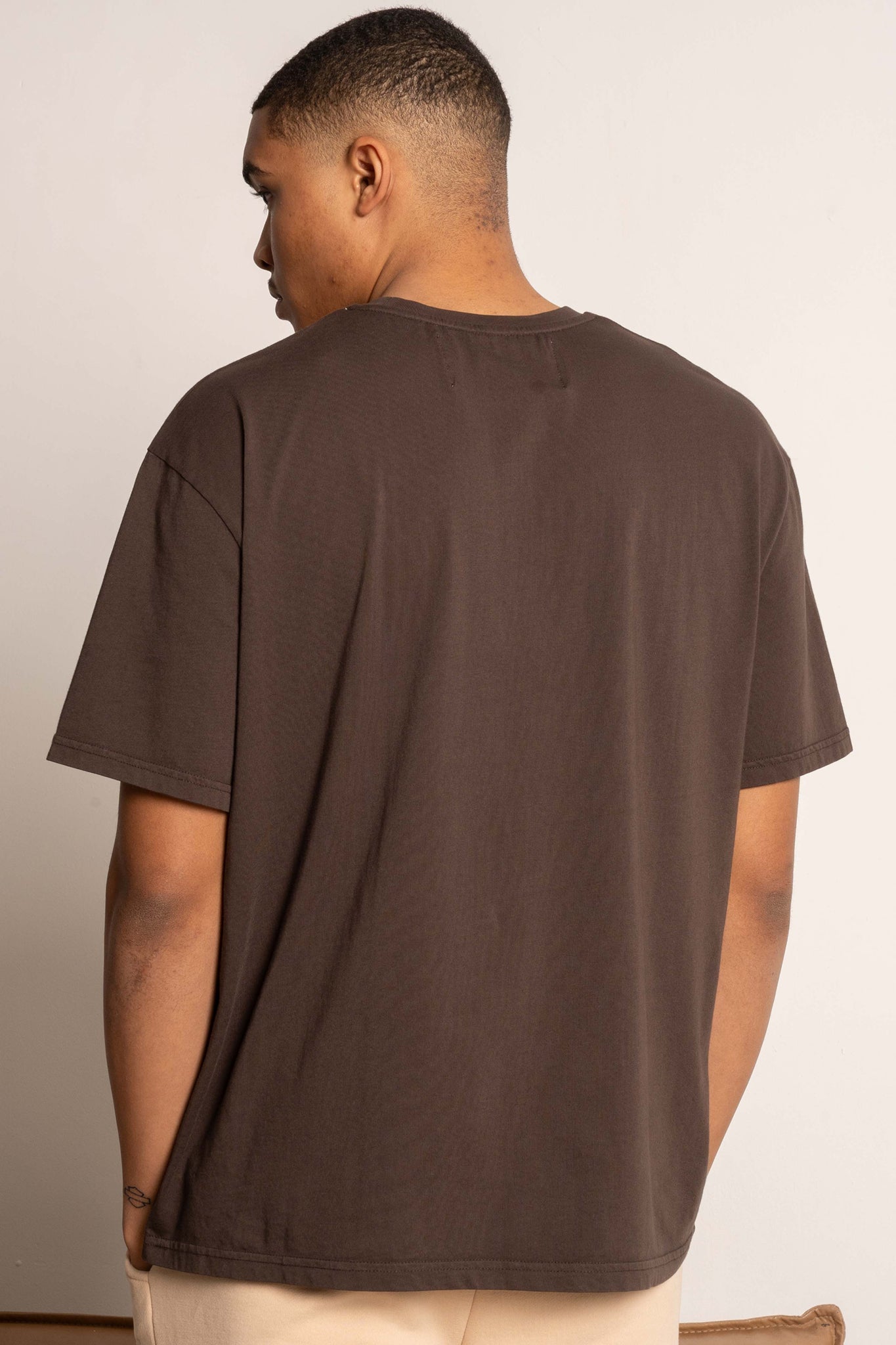 T-SHIRT OVERSIZE Z DELIKATNYM EFEKTEM SPRANIA CIEMNOBRĄZOWY - MOROTAI