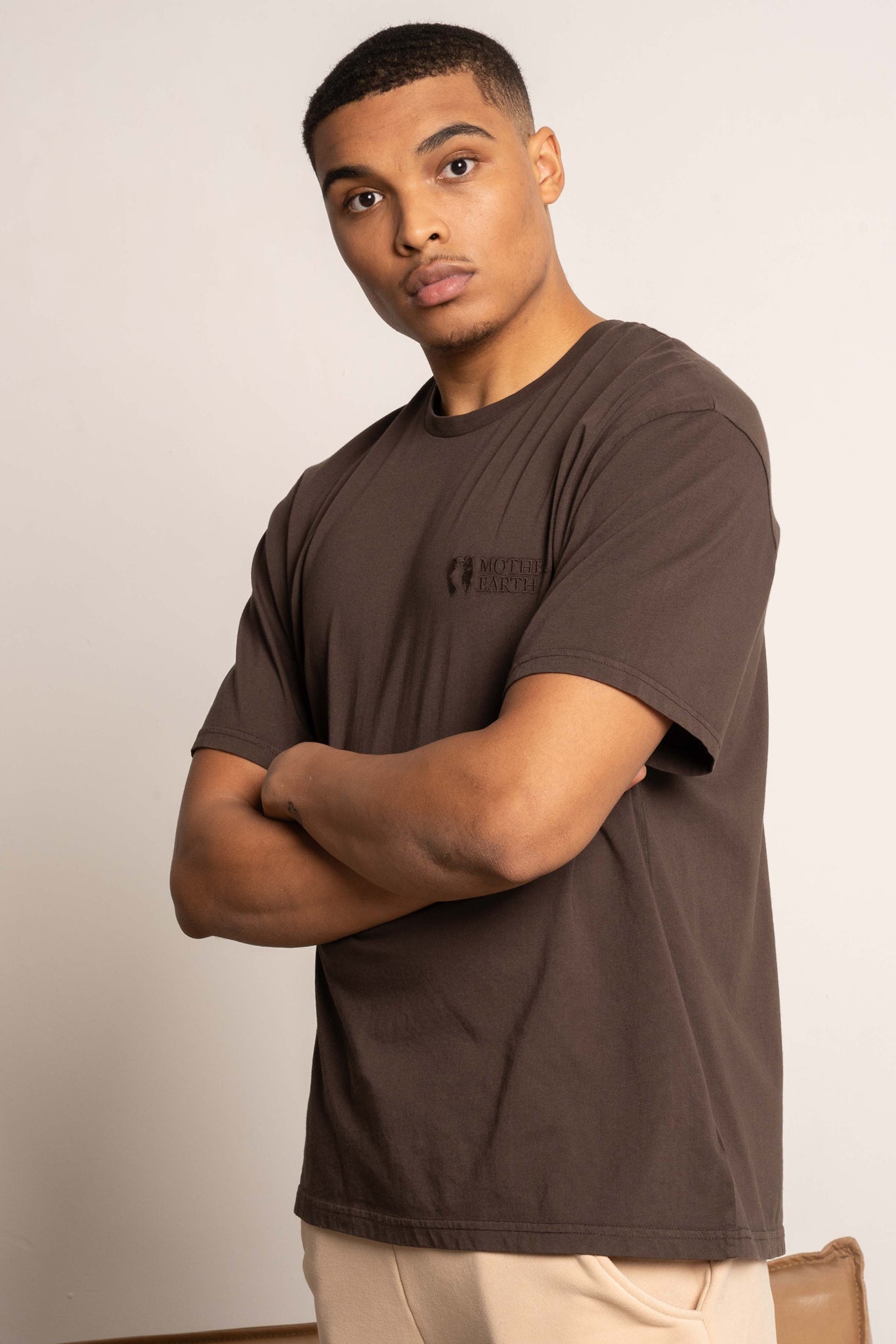 T-SHIRT OVERSIZE Z DELIKATNYM EFEKTEM SPRANIA CIEMNOBRĄZOWY - MOROTAI
