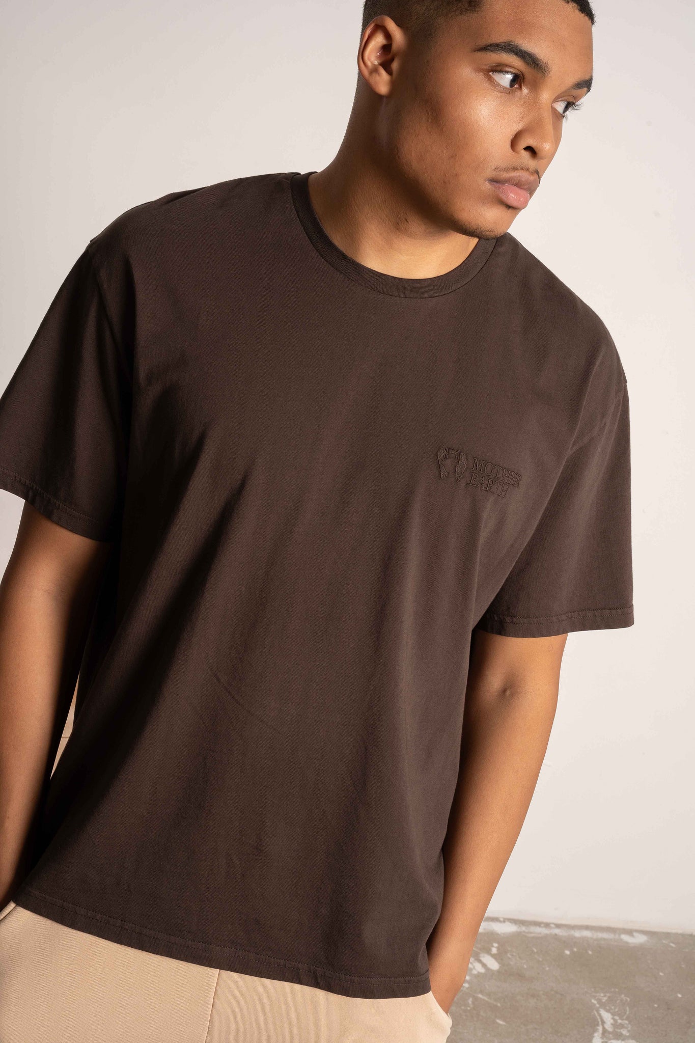 T-SHIRT OVERSIZE Z DELIKATNYM EFEKTEM SPRANIA CIEMNOBRĄZOWY - MOROTAI