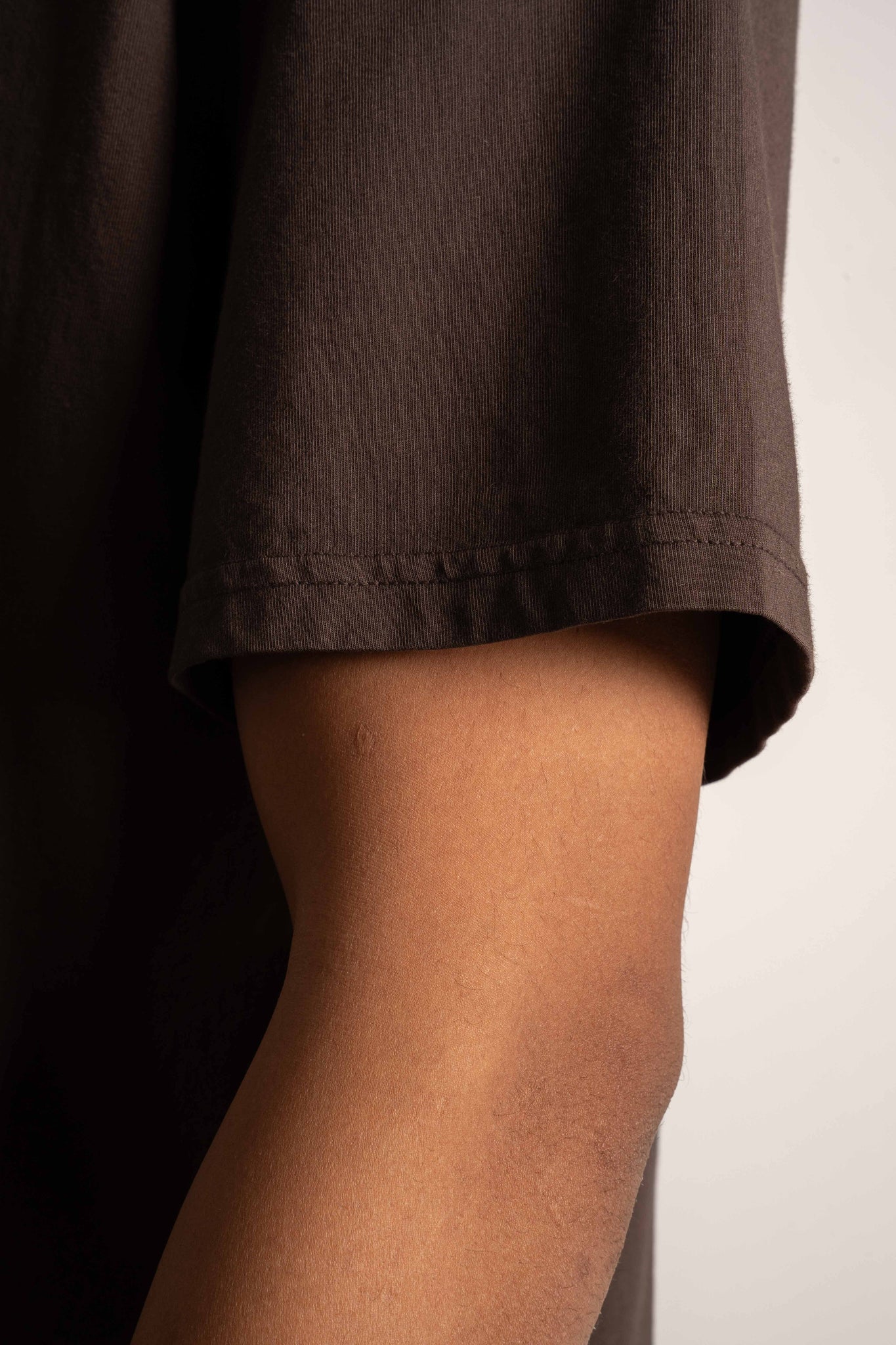 T-SHIRT OVERSIZE Z DELIKATNYM EFEKTEM SPRANIA CIEMNOBRĄZOWY - MOROTAI