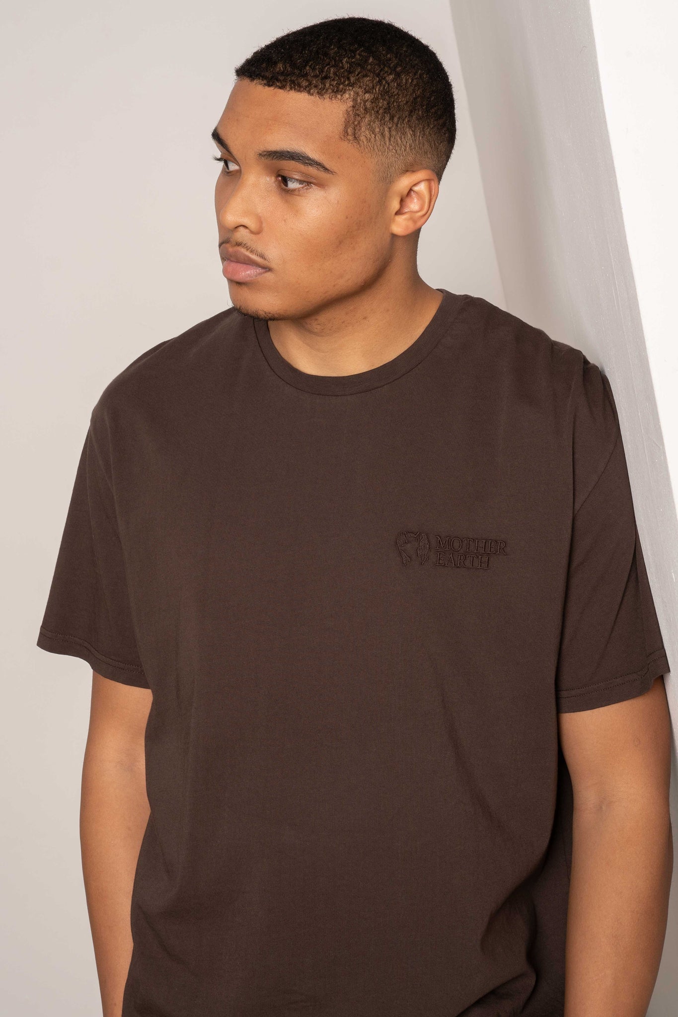 T-SHIRT OVERSIZE Z DELIKATNYM EFEKTEM SPRANIA CIEMNOBRĄZOWY - MOROTAI
