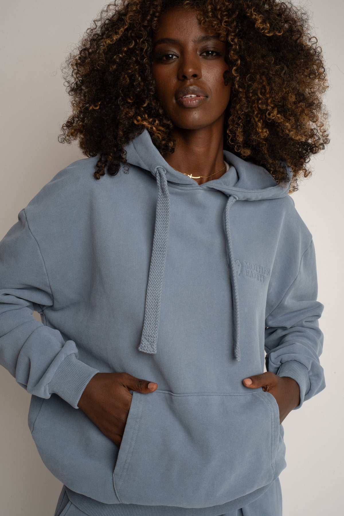 BLUZA Z KAPTUREM Z EFEKTEM WASHED  NIEBIESKA - LAPLAND