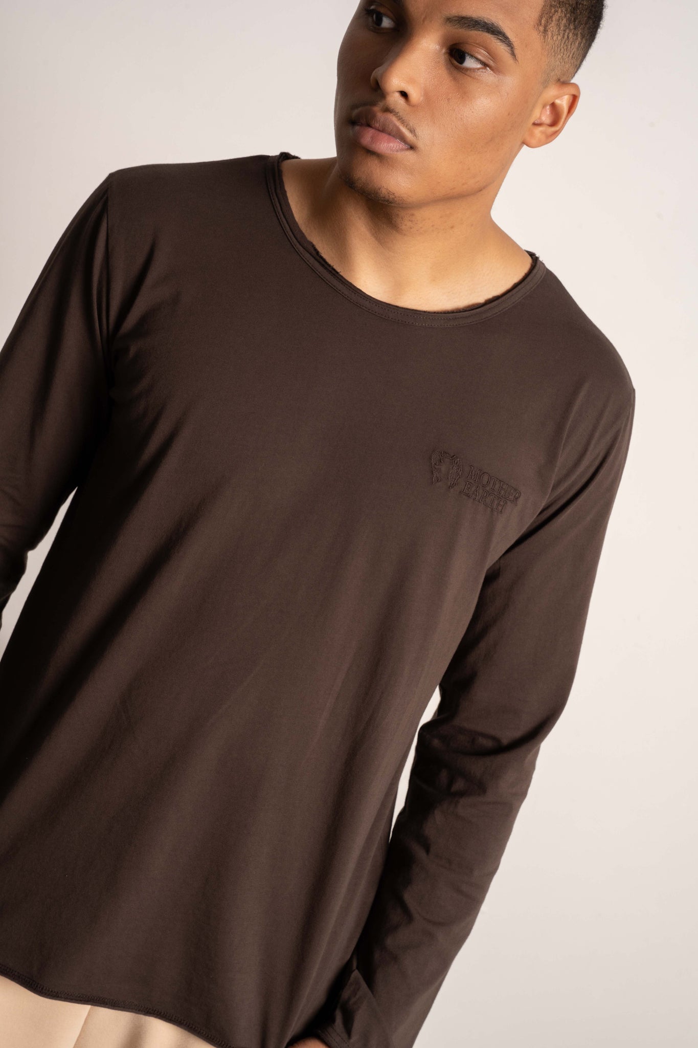 T-SHIRT OVERSIZE Z DELIKATNYM EFEKTEM SPRANIA CIEMNOBRĄZOWY - TOBALAI