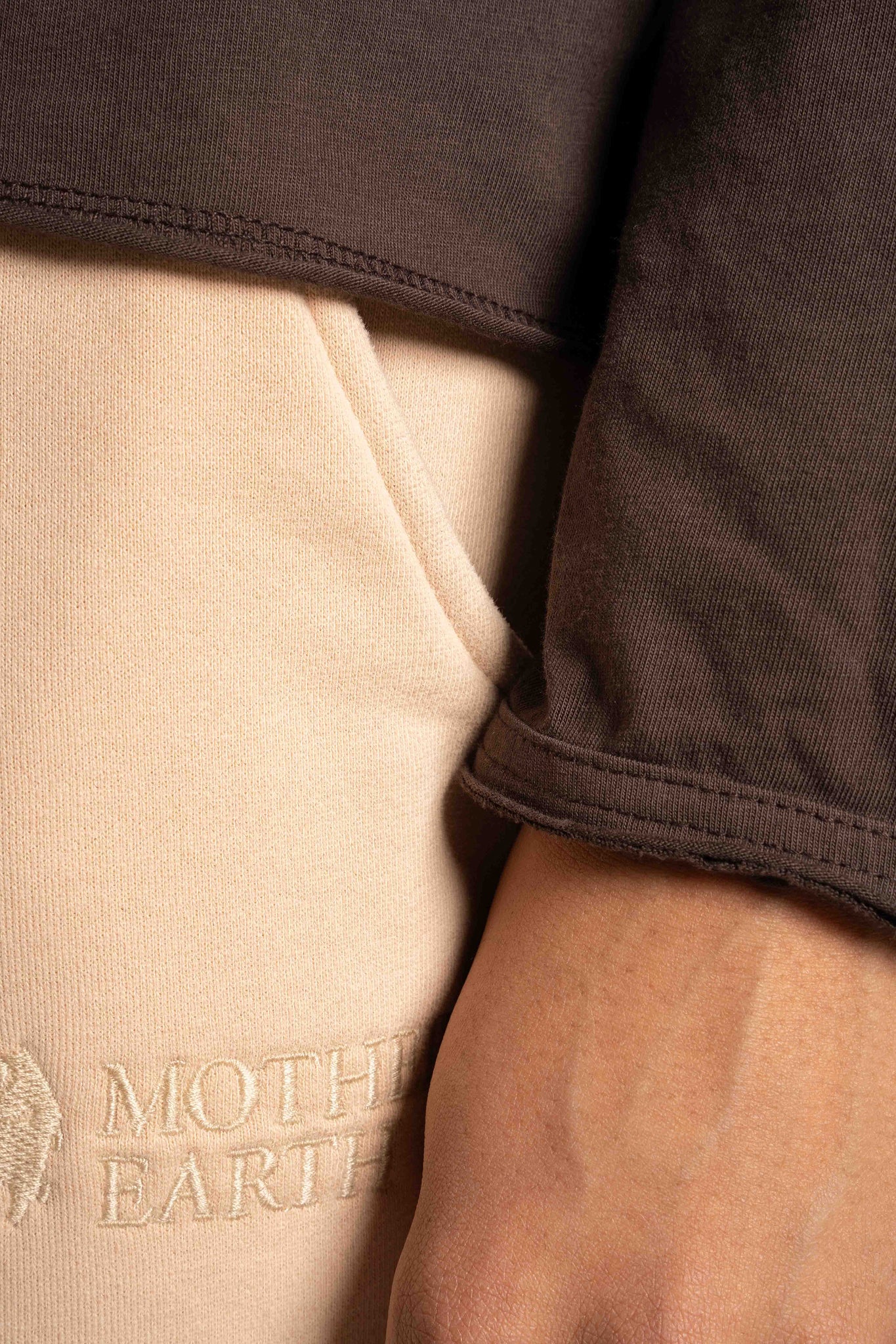 T-SHIRT OVERSIZE Z DELIKATNYM EFEKTEM SPRANIA CIEMNOBRĄZOWY - TOBALAI