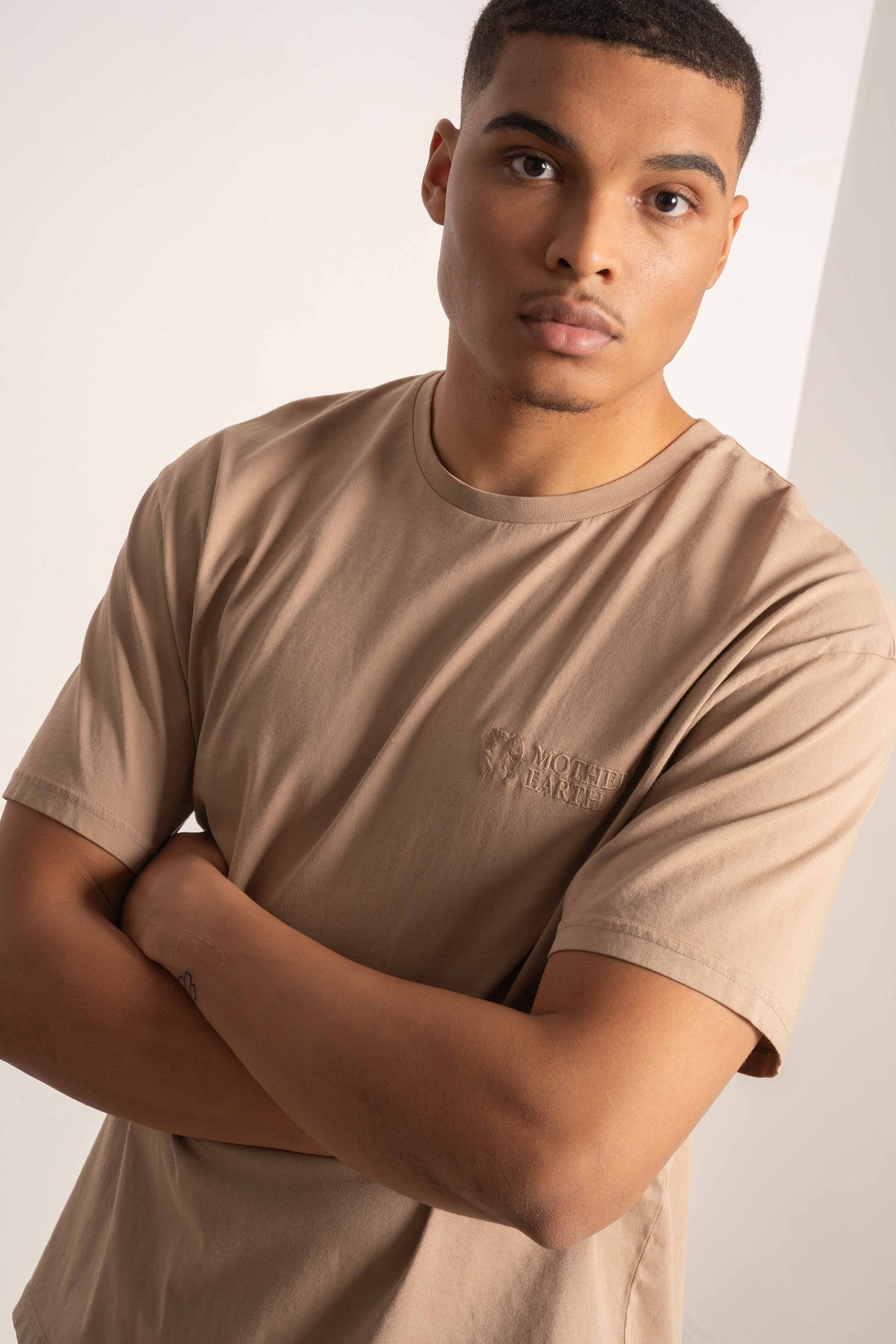 T-SHIRT OVERSIZE Z DELIKATNYM EFEKTEM SPRANIA BEŻOWY - MOROTAI