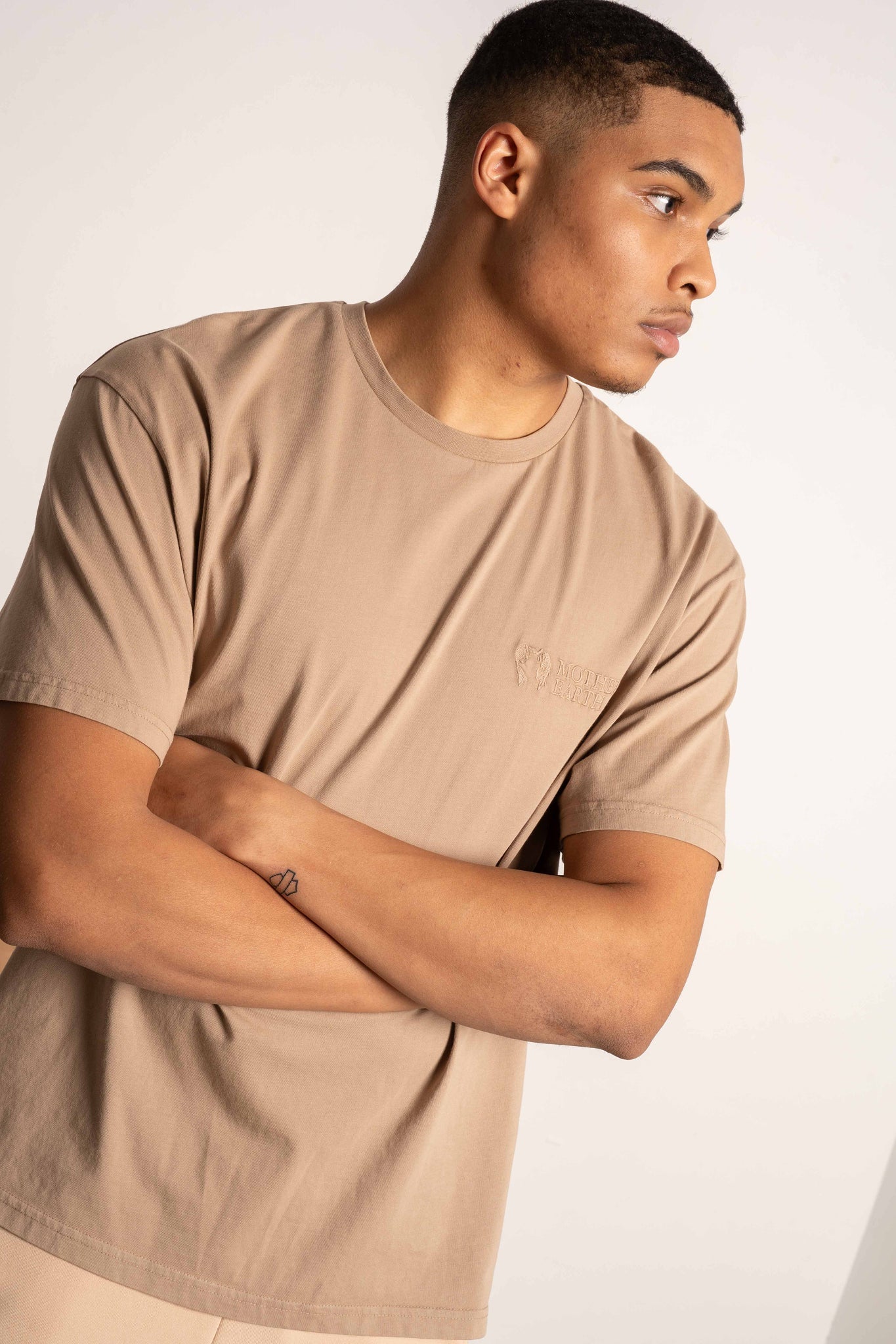 T-SHIRT OVERSIZE Z DELIKATNYM EFEKTEM SPRANIA BEŻOWY - MOROTAI