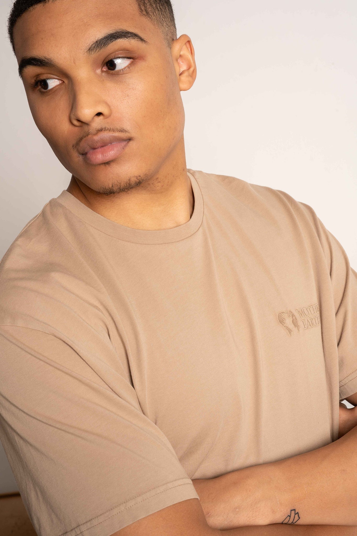 T-SHIRT OVERSIZE Z DELIKATNYM EFEKTEM SPRANIA BEŻOWY - MOROTAI