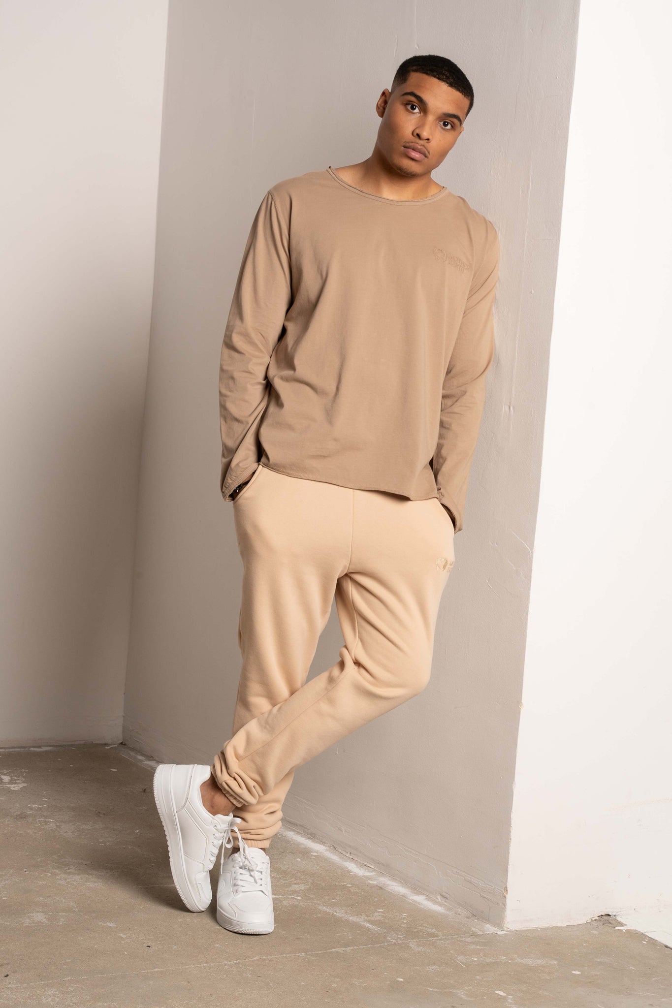 T-SHIRT OVERSIZE Z DELIKATNYM EFEKTEM SPRANIA BEŻOWY - TOBALAI