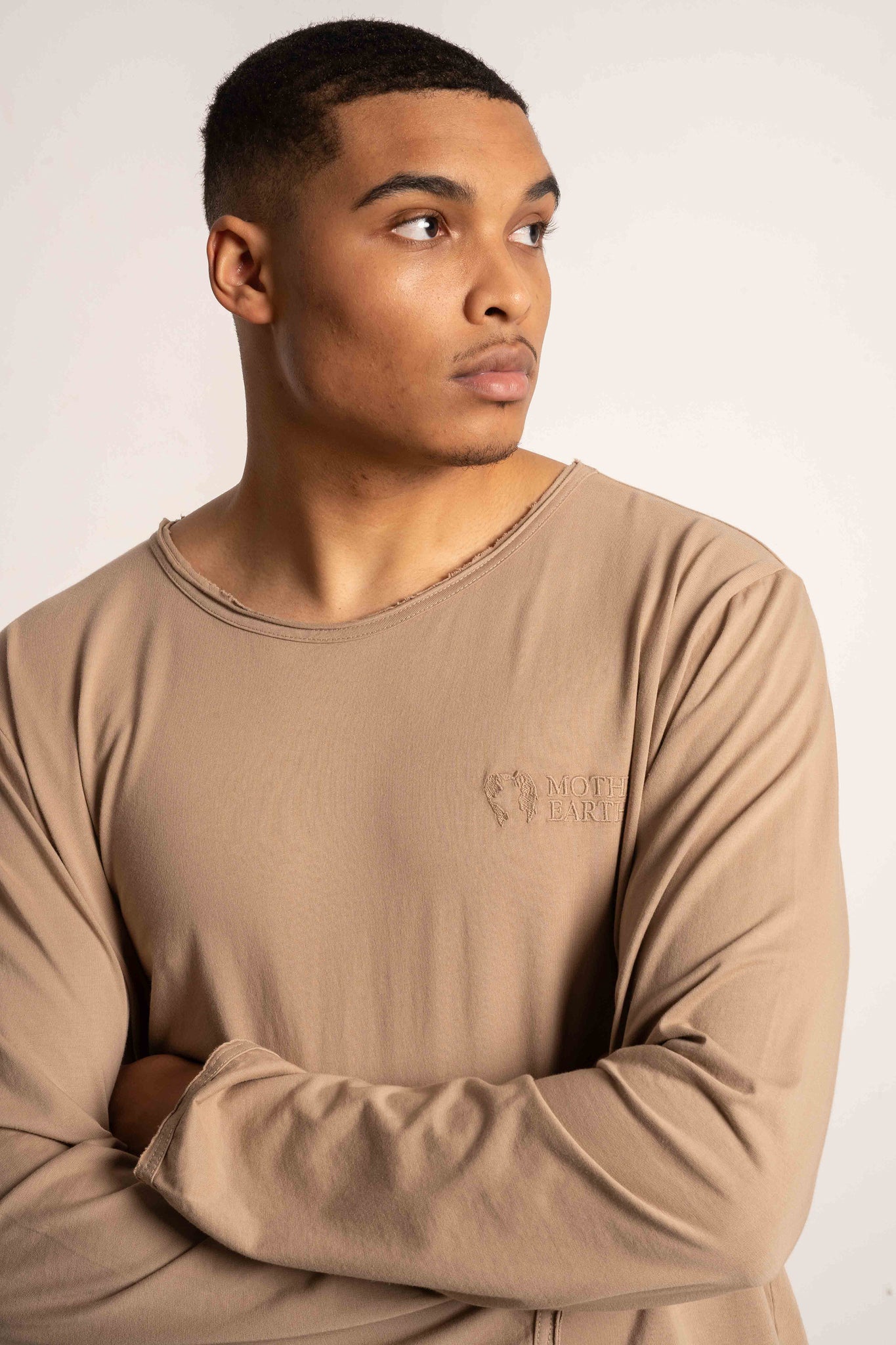 T-SHIRT OVERSIZE Z DELIKATNYM EFEKTEM SPRANIA BEŻOWY - TOBALAI