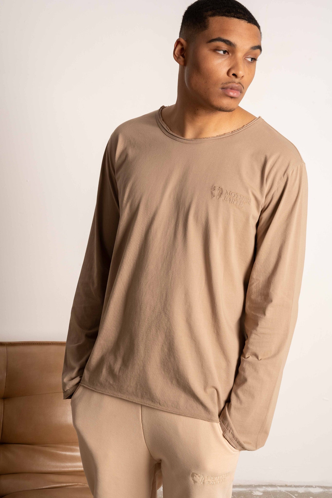 T-SHIRT OVERSIZE Z DELIKATNYM EFEKTEM SPRANIA BEŻOWY - TOBALAI