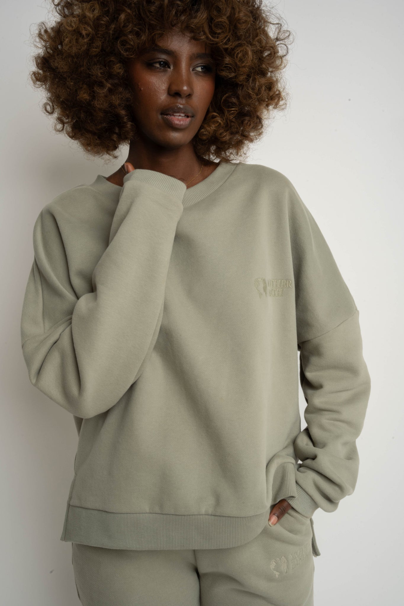 BLUZA O KROJU REGULAR FIT Z DŁUŻSZYM TYŁEM OLIWKOWA - COOK